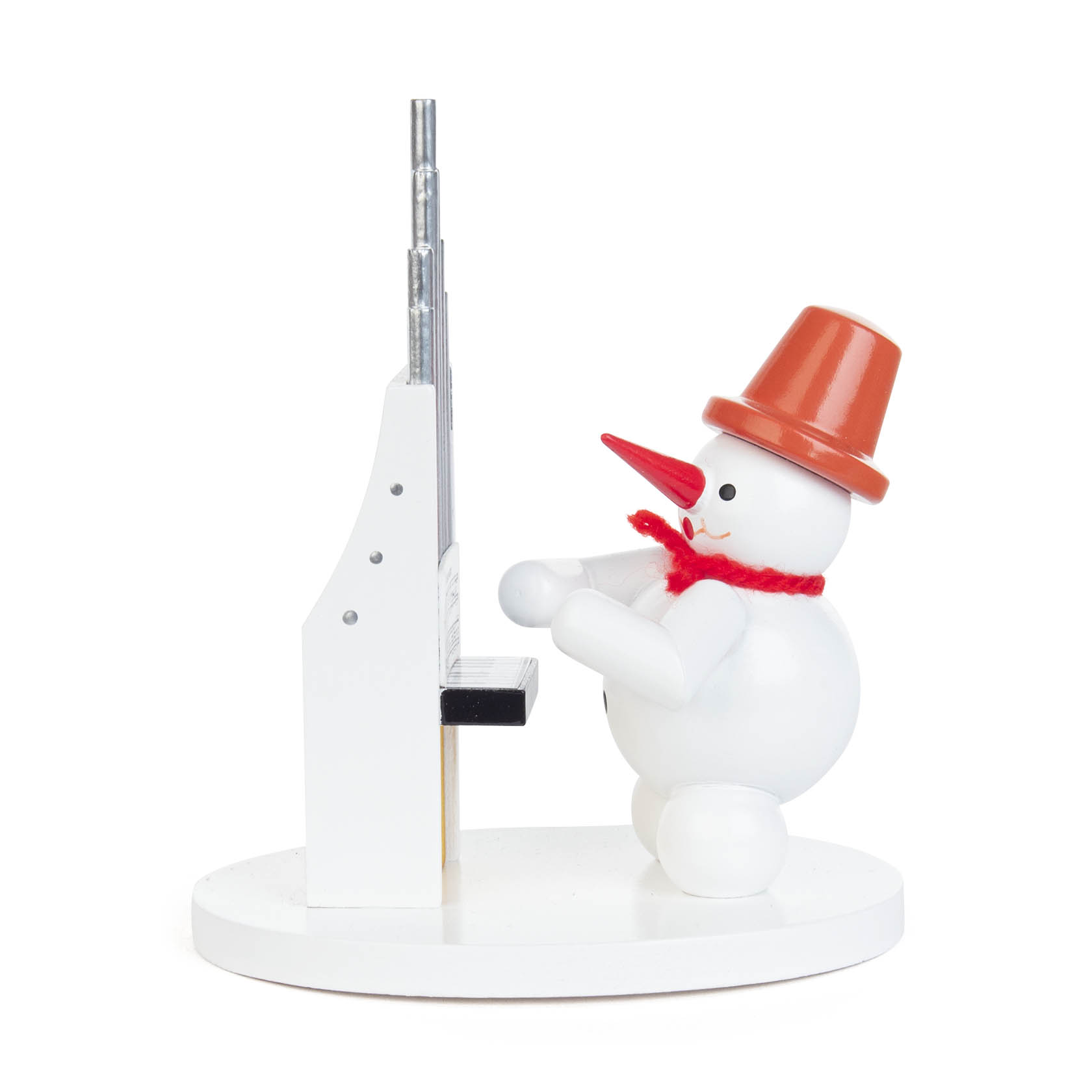 Ein weißer Schneemann mit rotem Hut und rotem Schal spielt eine kleine silberne Orgel. Der Schneemann hat einen orangen Hut und eine orange Karotte als Nase.