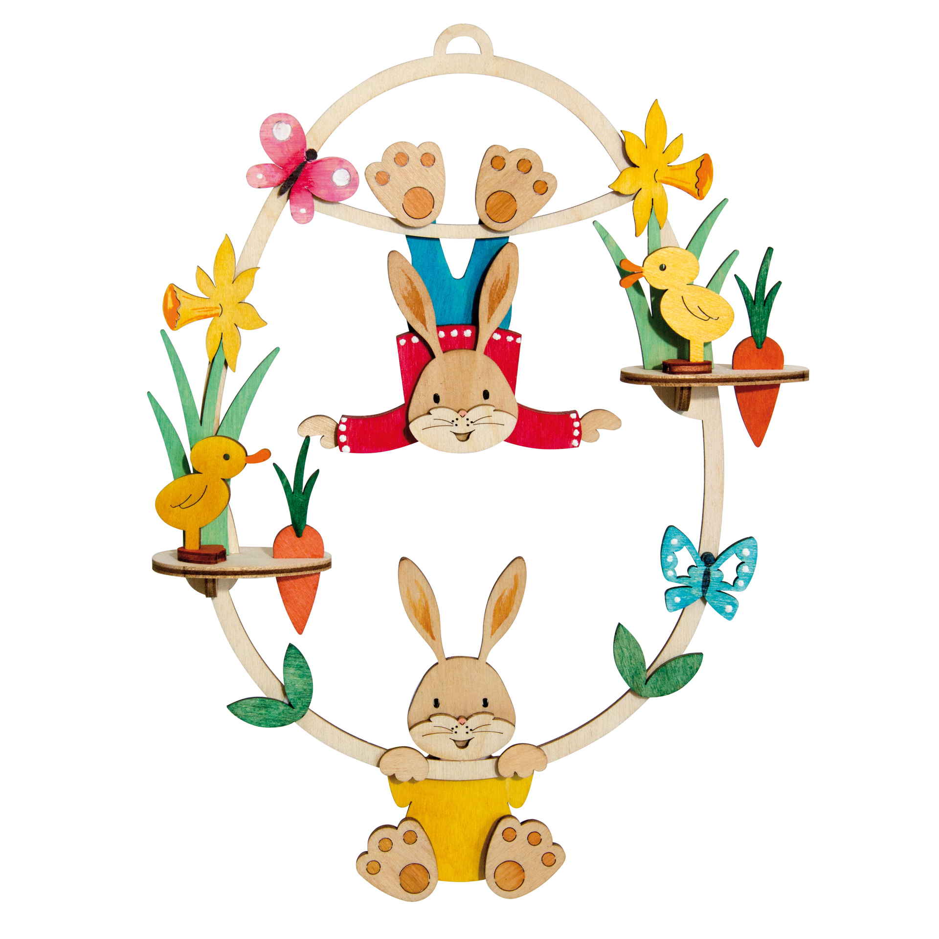 Zwei fröhliche Hasen, einer hängend und einer sitzend, auf einem Schaukelgerüst mit Möhren, gelben Küken und Narzissen verziert. im Dregeno Online Shop günstig kaufen