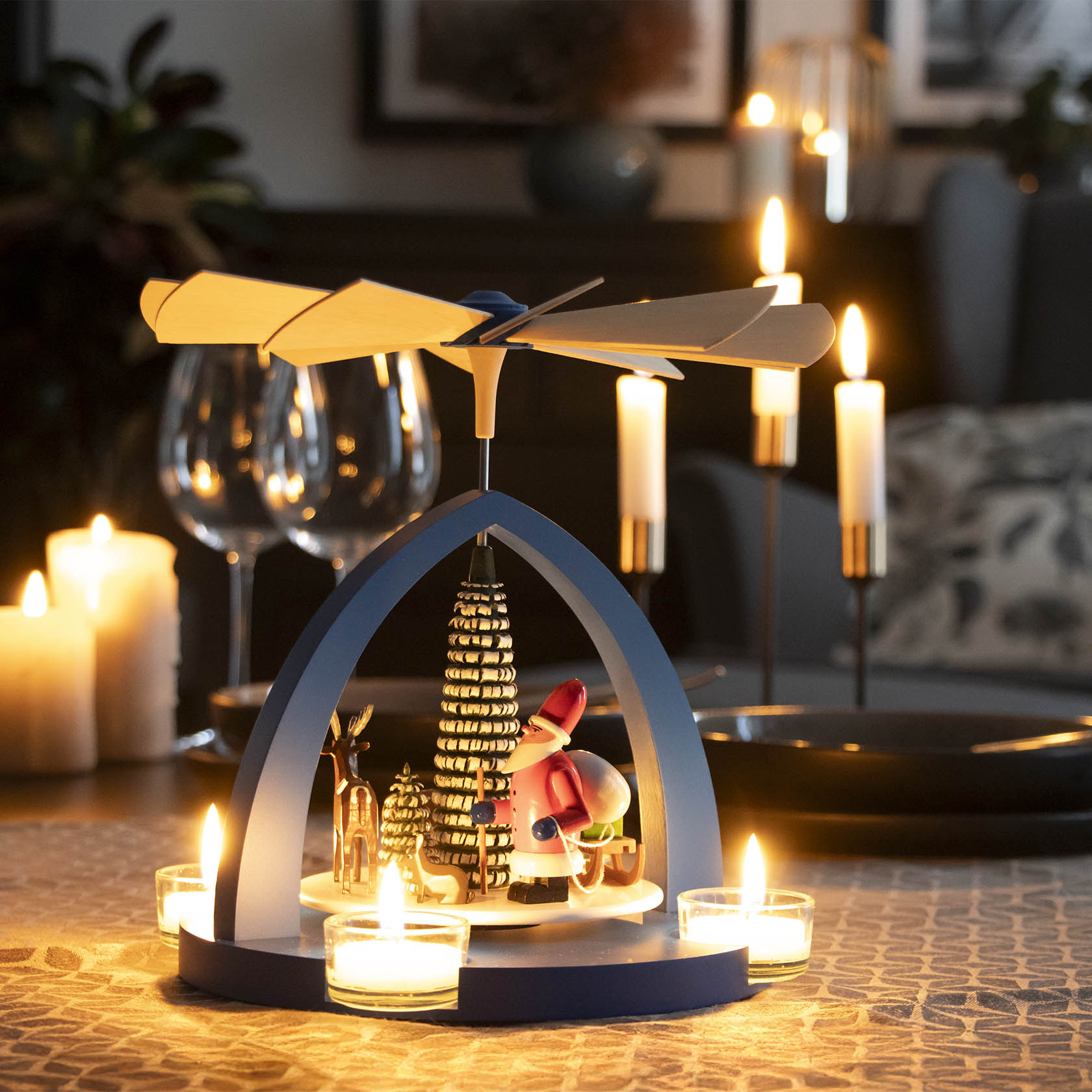Pyramide mit Weihnachtsmann und Waldtieren, blau,  für Teelichte