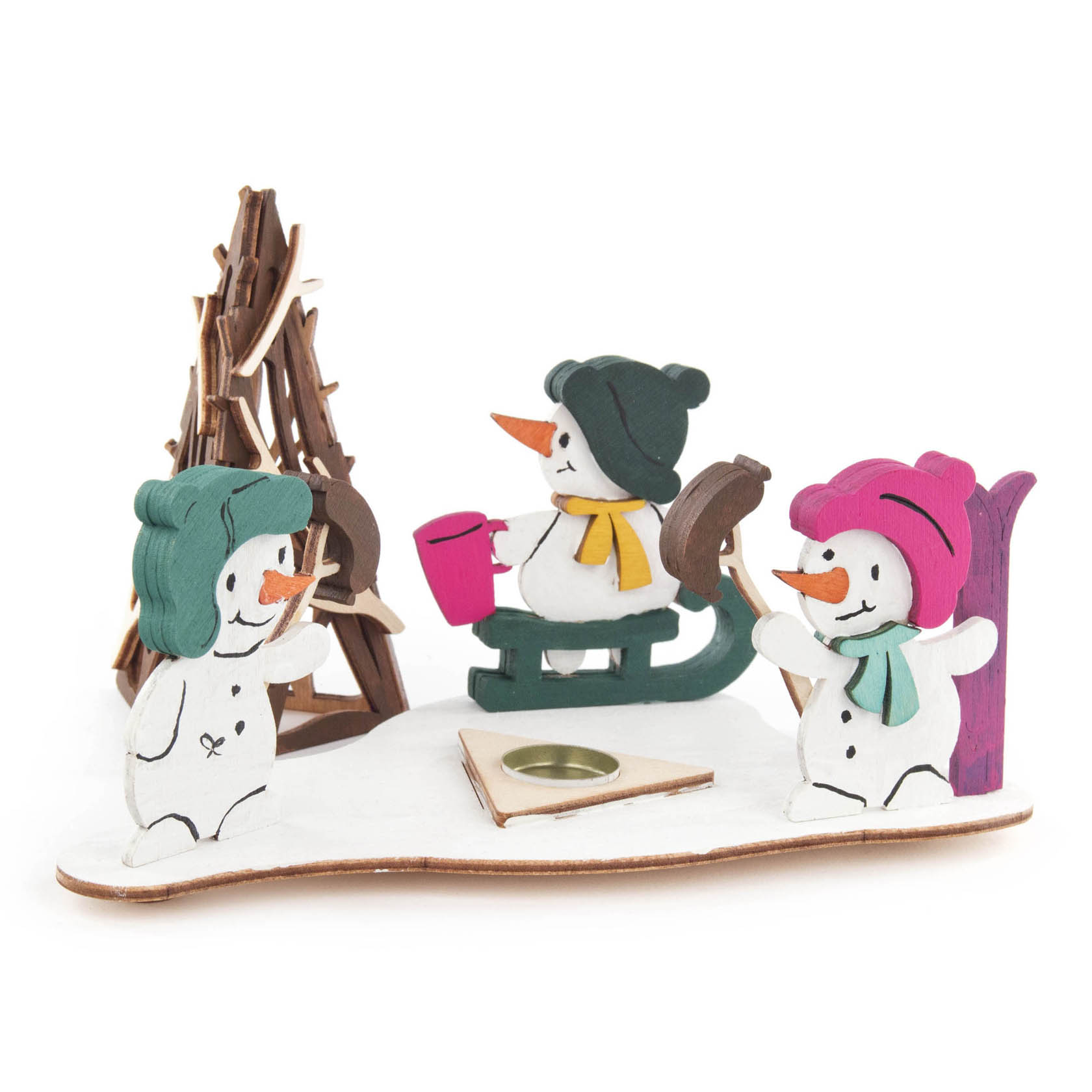 Holzbastelset mit drei Schneemännern in sportlicher Aktivität, einer mit Schlittschuhen, einer mit Ski und einer mit Schneeball, auf winterlicher Basis.