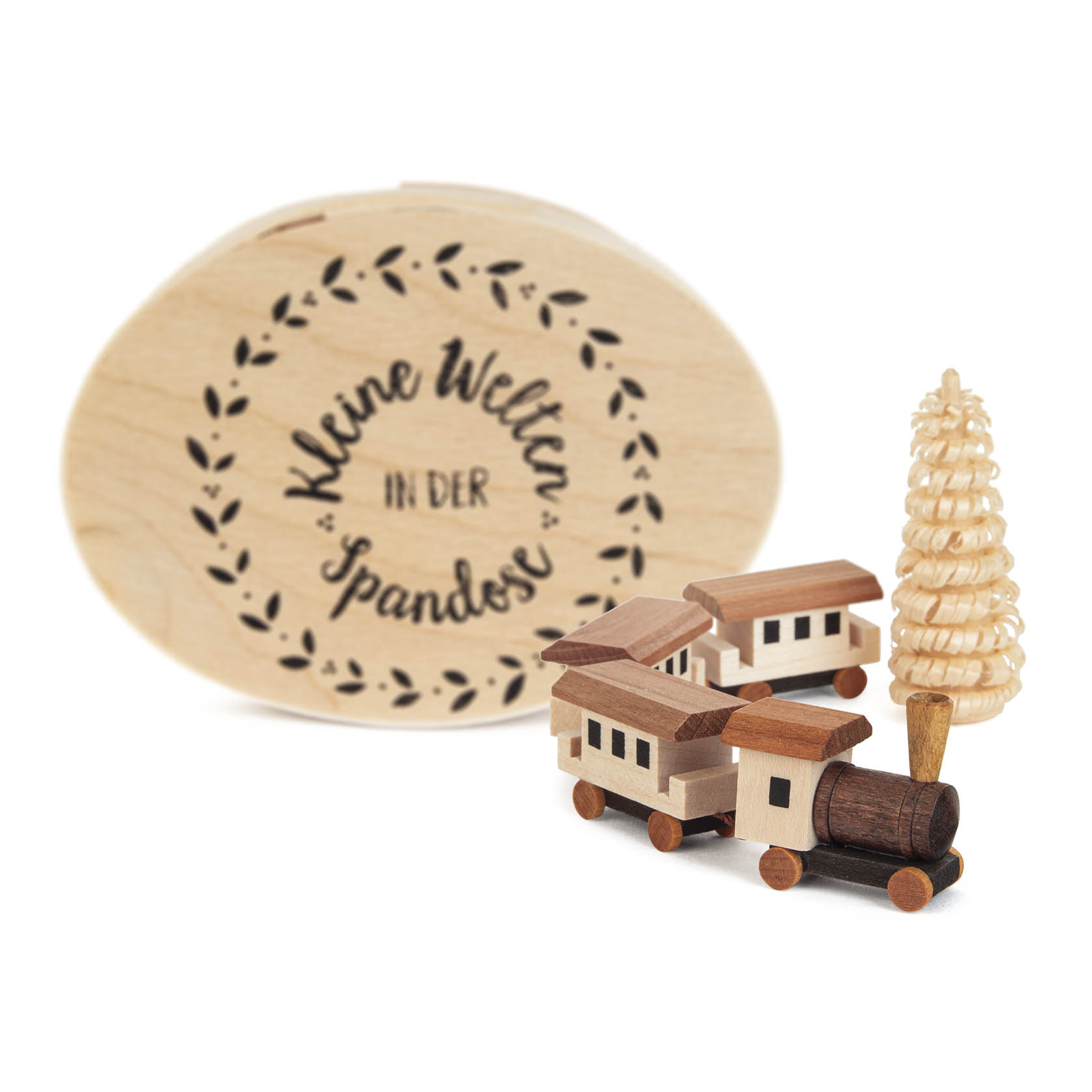 Miniatur-Holzeisenbahn mit drei Waggons und einem Weihnachtsbaum, präsentiert vor einem ovalen Holzbehälter mit Gravur 'Kleine Welten in der Spandose'. im Dregeno Online Shop günstig kaufen