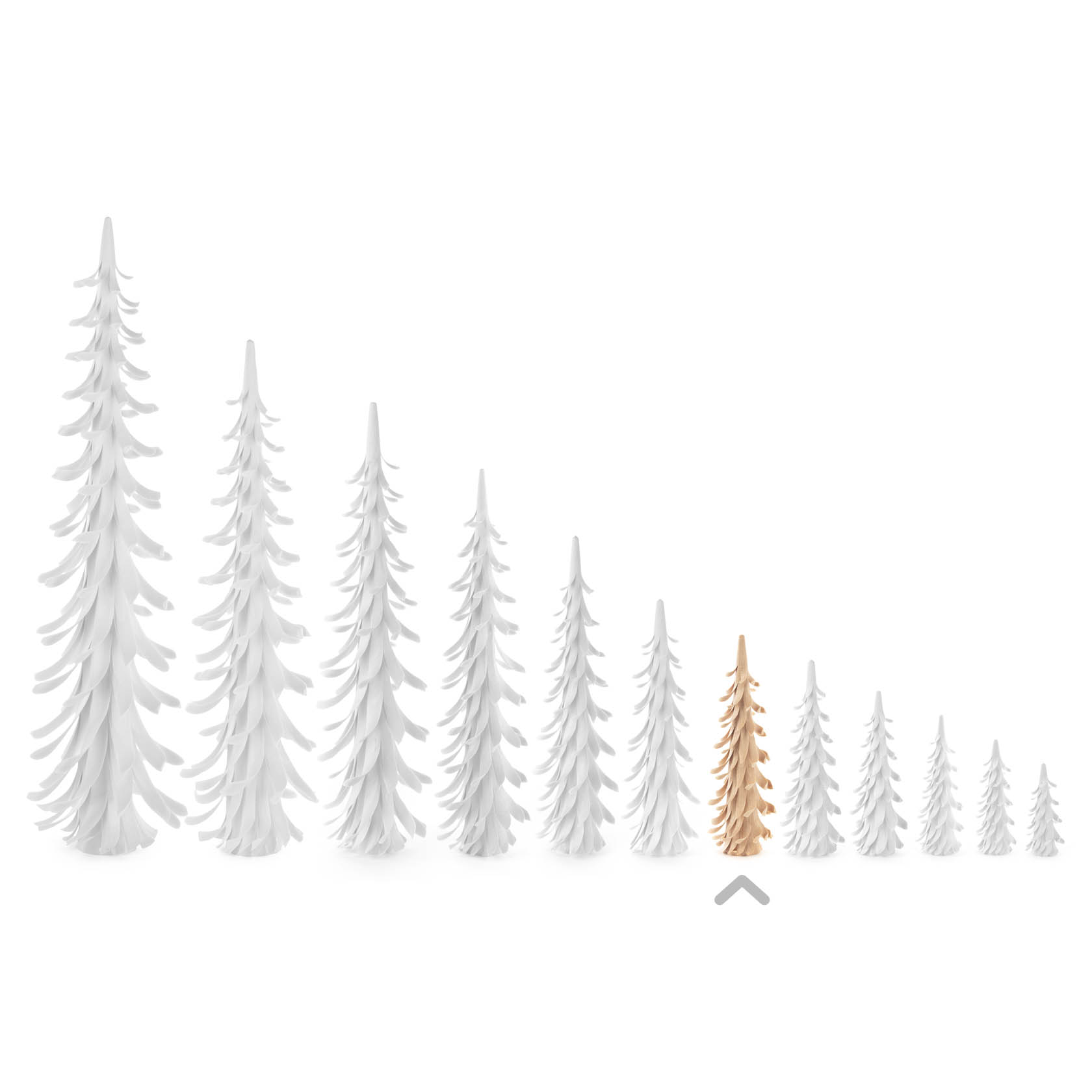Eine Reihe von zwölf unterschiedlich großen spiralförmigen Christbäumen, einer naturfarben, die anderen weiß. Der naturfarbene Baum ist der dritte von rechts.