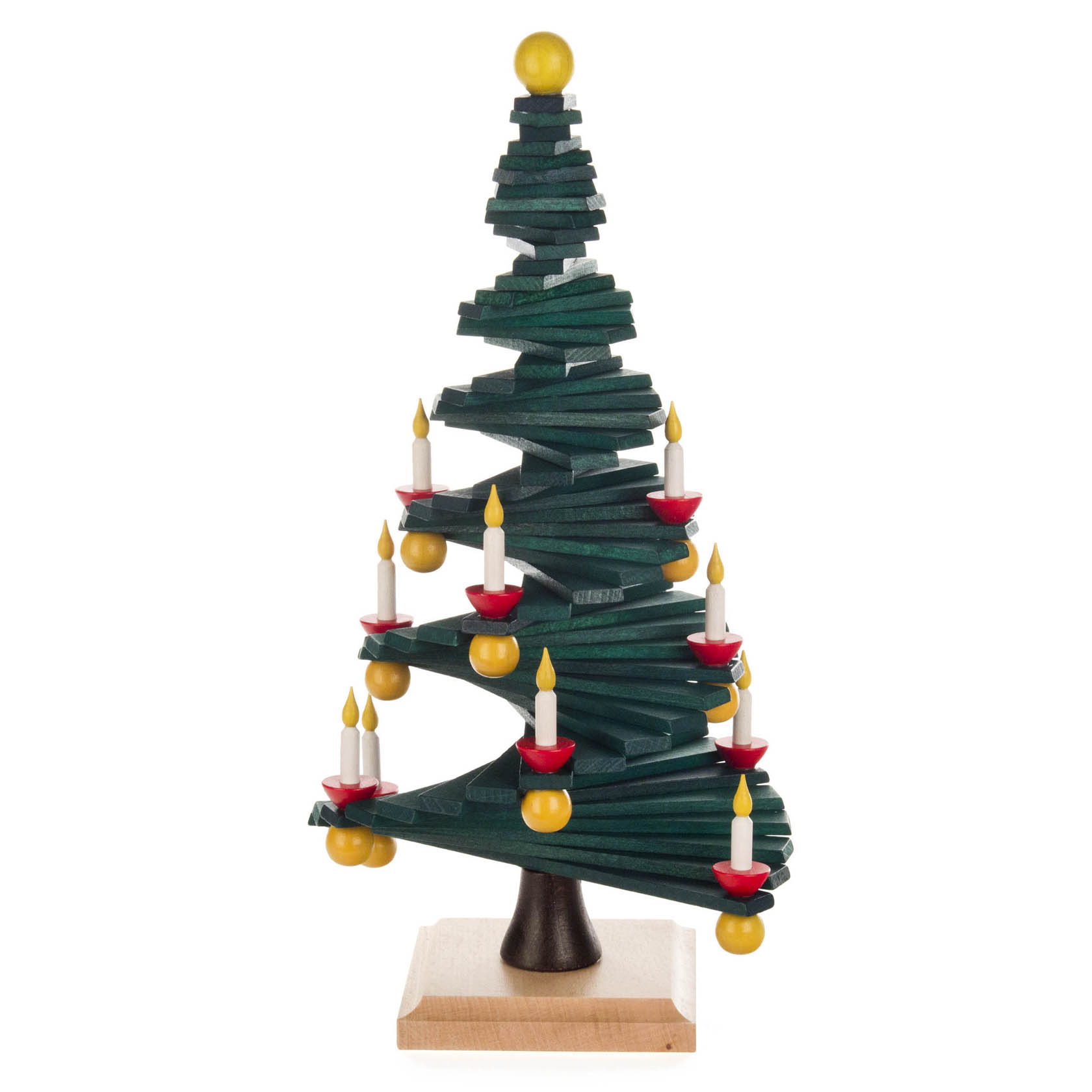 Holz-Stufenbaum mit spiralförmig angeordneten grünen Holzstufen, dekoriert mit gelben Kugeln und Kerzen auf roten Sockeln, auf einem quadratischen Holzsockel. im Dregeno Online Shop günstig kaufen