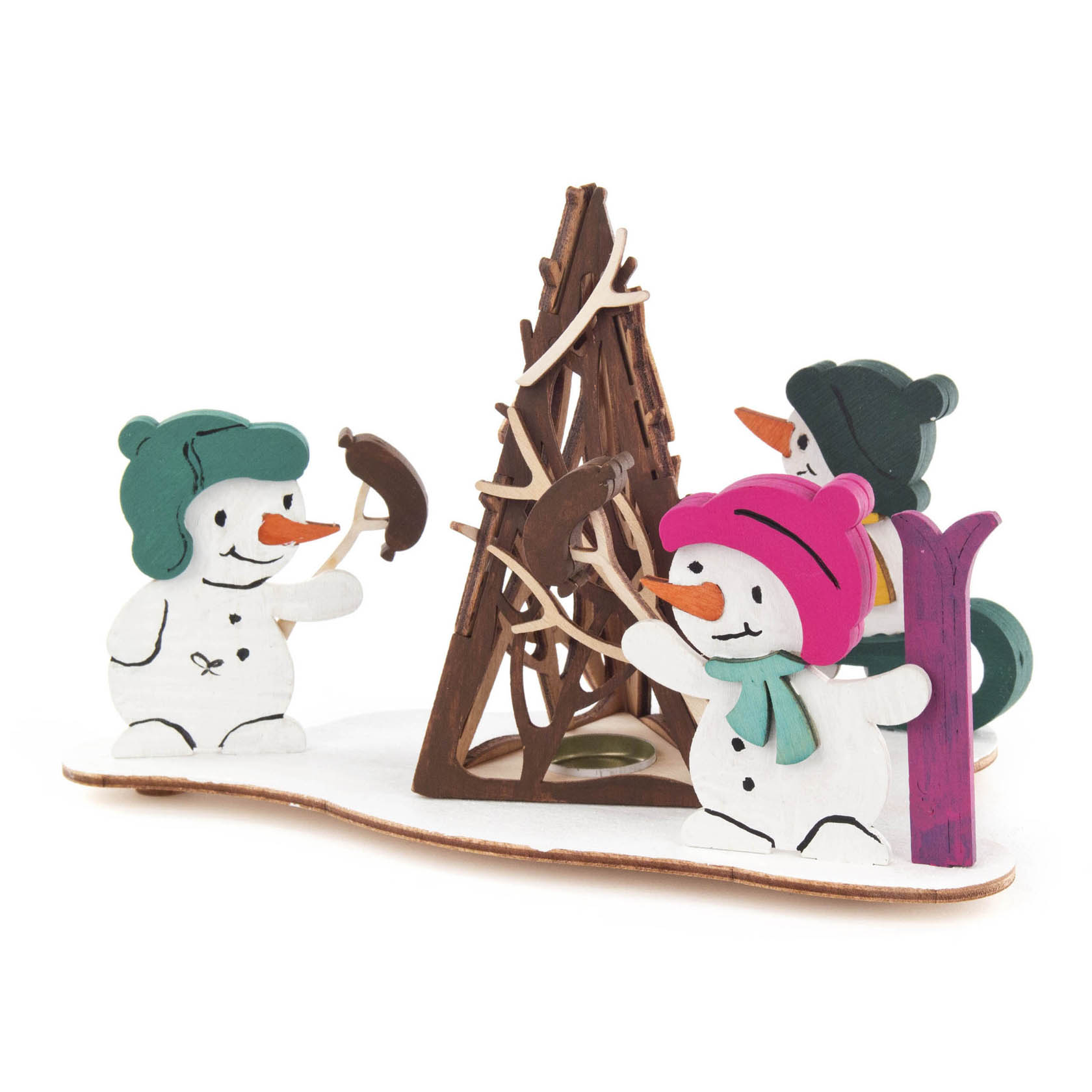 Holz-Bastelset mit drei fröhlichen Schneemännern in Winterkleidung, die Skier und Skistöcke halten. In der Mitte steht ein Struktur aus Zweigen.