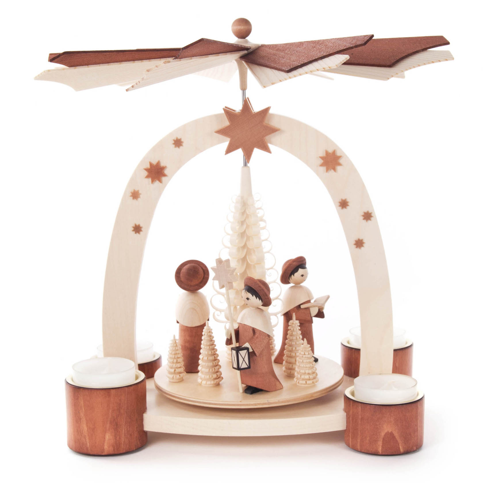 Holz-Weihnachtspyramide mit drei Kurrendensängern unter einem Bogen, umgeben von vier Teelichthaltern. Teelichte erwärmen Luft, drehen Flügelrad. im Dregeno Online Shop günstig kaufen