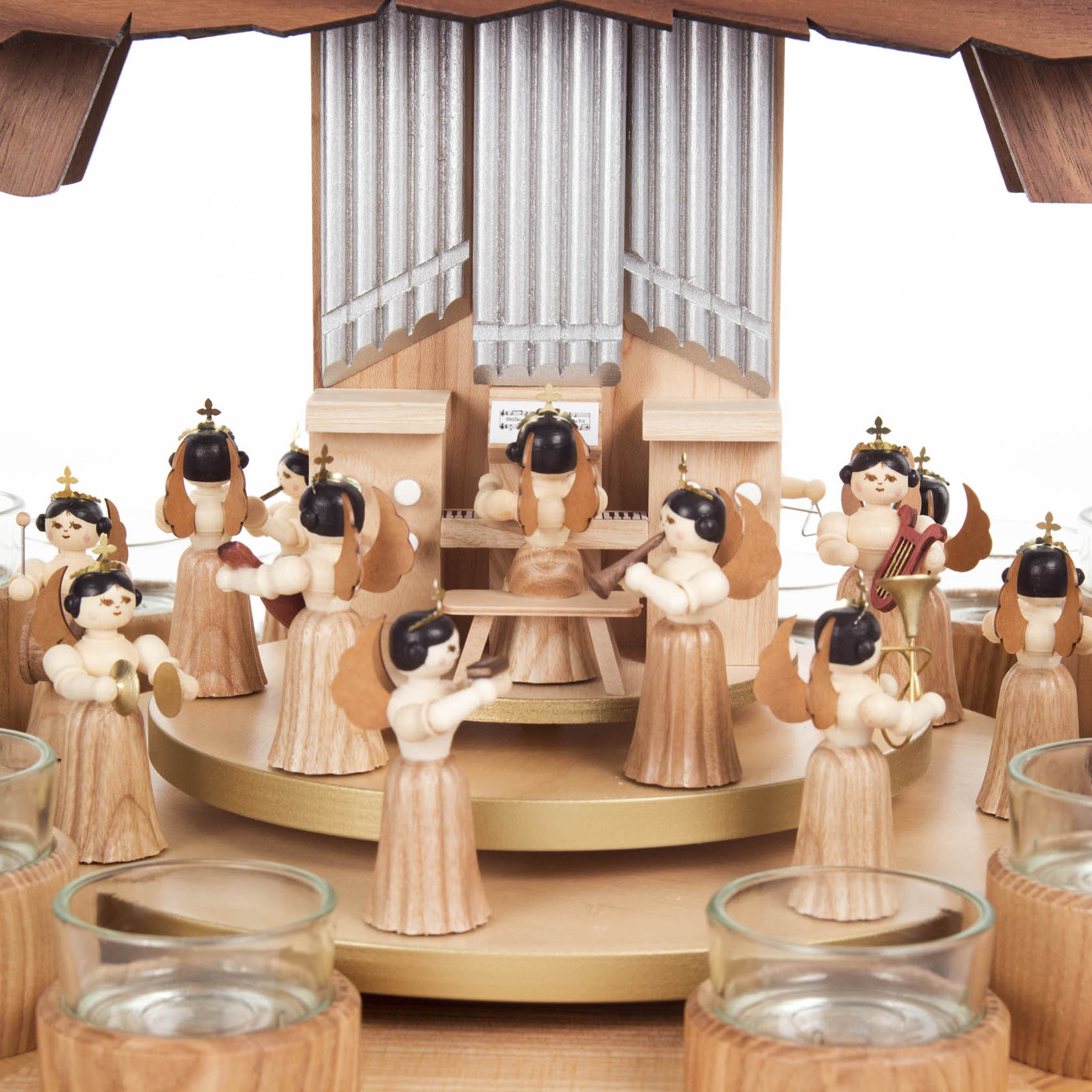 Holzpyramide mit Engelchen, die Musikinstrumente spielen, vor einer Orgel. Zwei Flügelräder oben und Teelichthalter unten.