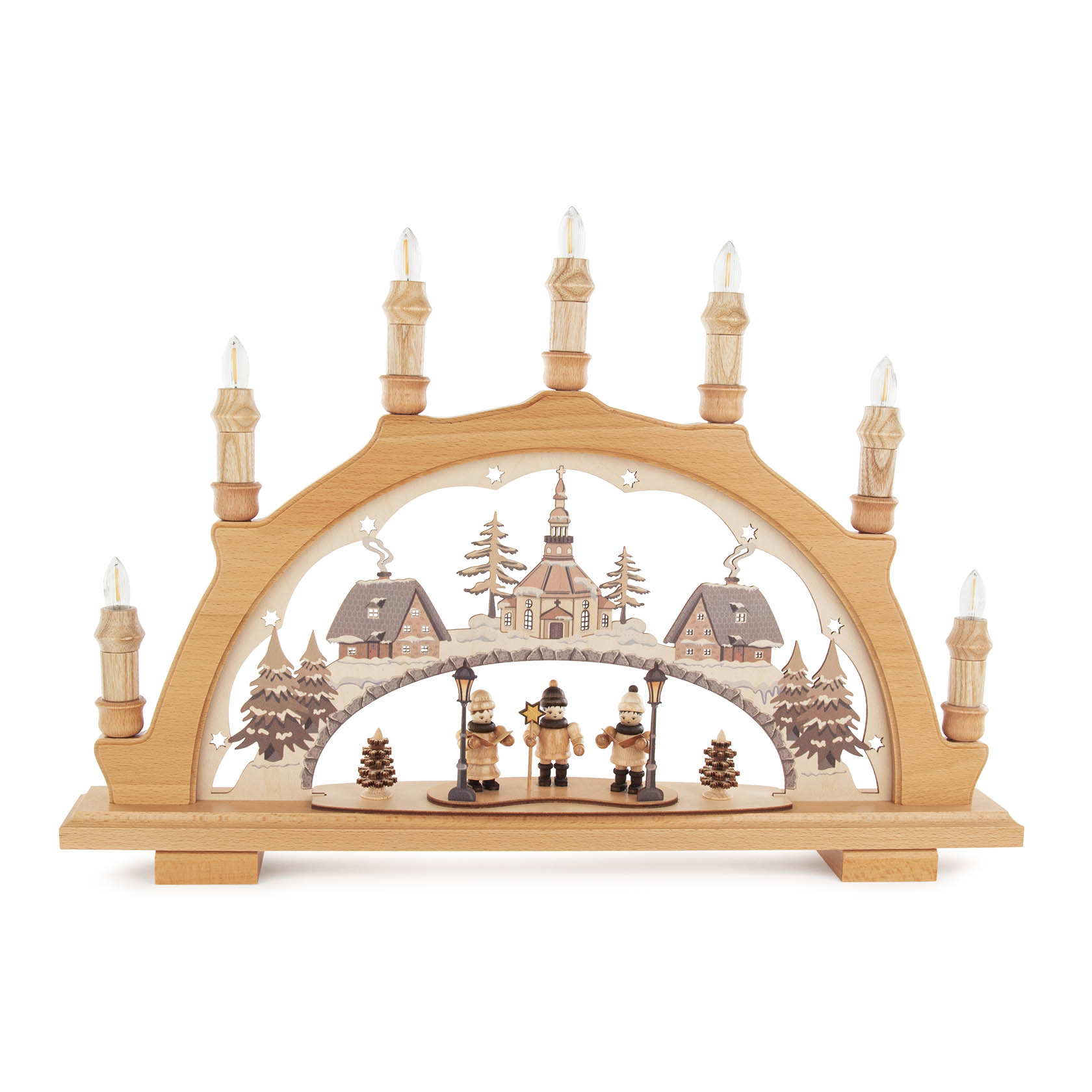 Ein Schwibbogen aus Holz mit LED-Beleuchtung zeigt drei Sternensänger vor einer Kirche, flankiert von zwei Häusern und Tannenbäumen. im Dregeno Online Shop günstig kaufen