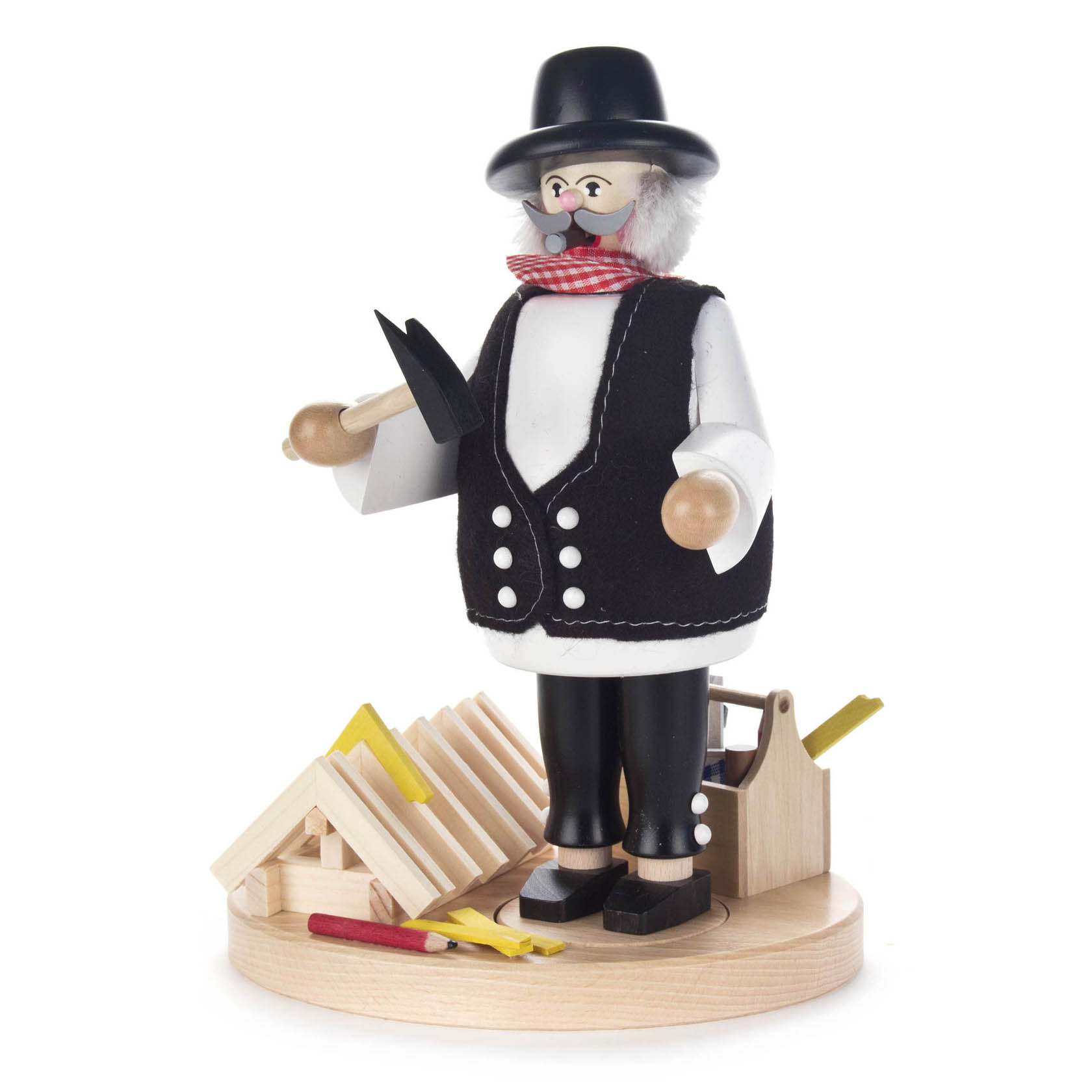 Holzfigur eines Zimmermanns als Räuchermännchen, mit schwarzem Hut und weißer Tracht. Er hält eine Axt, umgeben von Holzteilen und Zimmermannswerkzeugen.