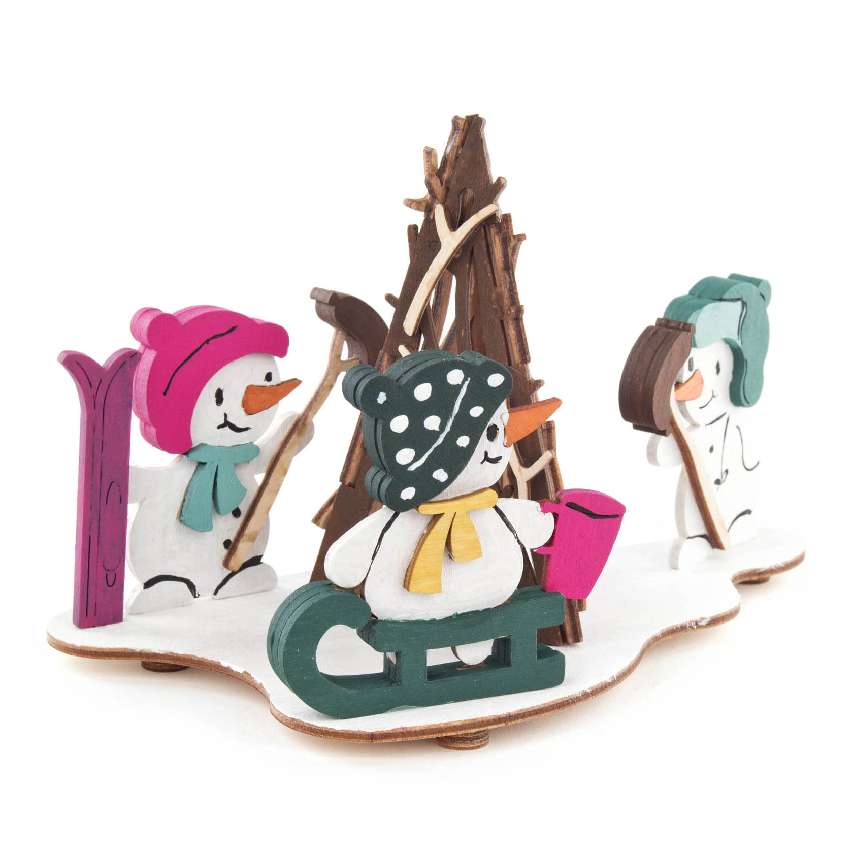 Ein DIY-Räucherhaus-Set zeigt drei Schneemänner in winterlicher Kleidung, die einen Schlitten, Skier und ein Holzfeuer platzieren. im Dregeno Online Shop günstig kaufen