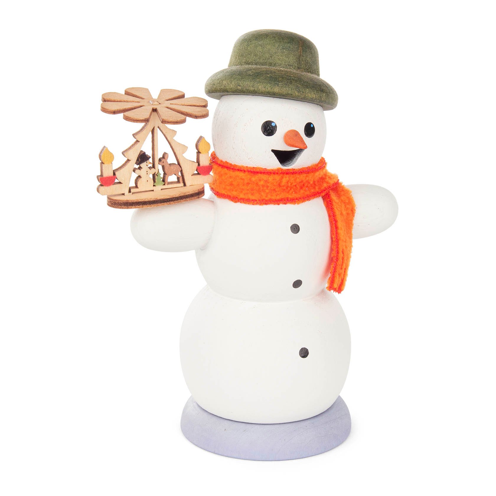 Holz-Schneemann Räuchermann mit grüner Mütze und orangefarbenem Schal, der in seiner Hand eine kleine Holzpyramide mit Kerzen hält. im Dregeno Online Shop günstig kaufen
