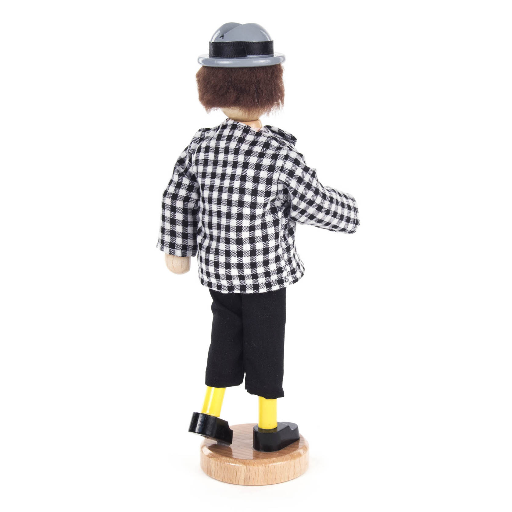 Holzfigur eines Mannes in kariertem Hemd und schwarzer Hose. Er trägt einen grauen Hut und steht auf einer runden Holzplattform.