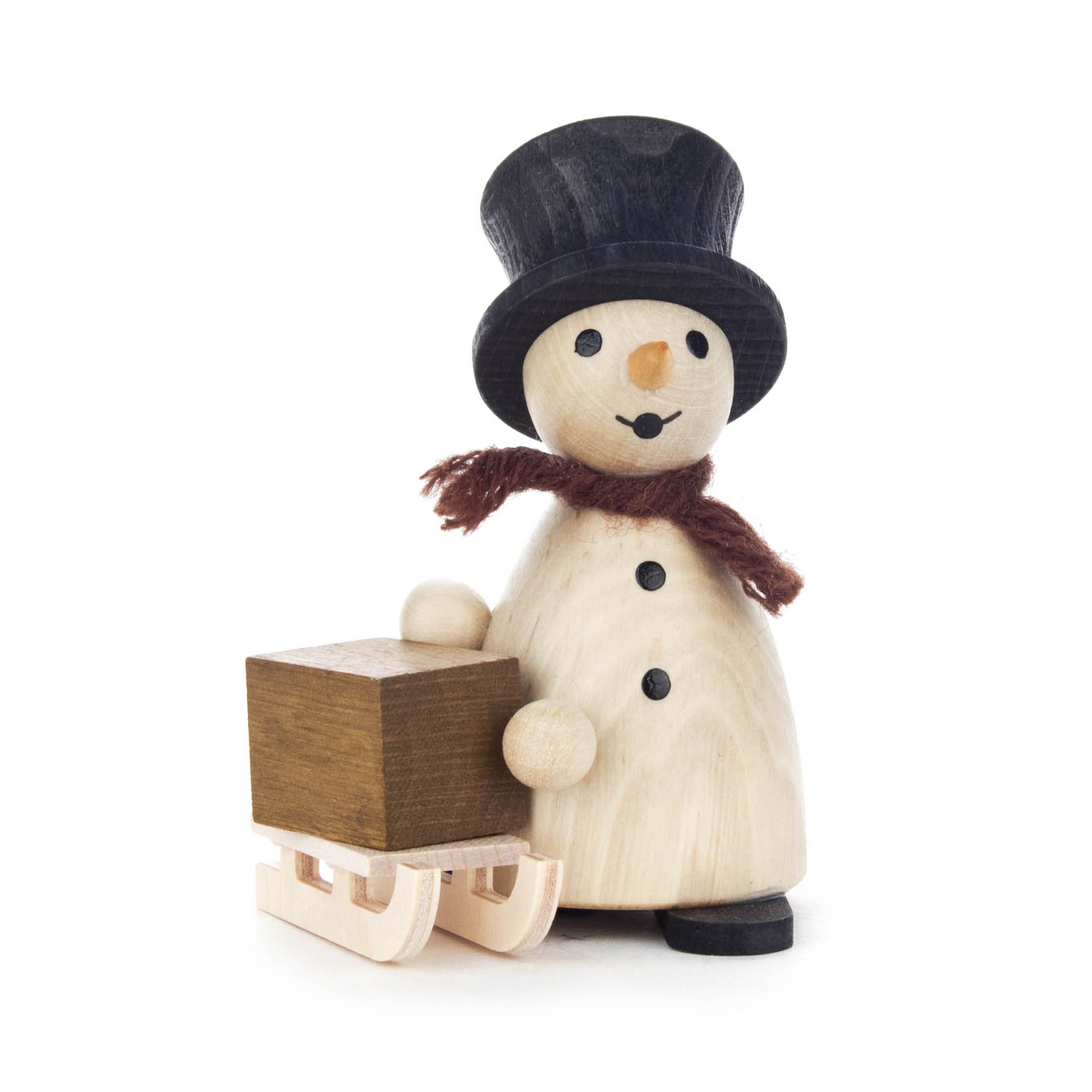 Holzschneemann mit schwarzem Zylinder, braunem Schal, der einen Holzschlitten mit einem quadratischen Paket darauf hält. im Dregeno Online Shop günstig kaufen