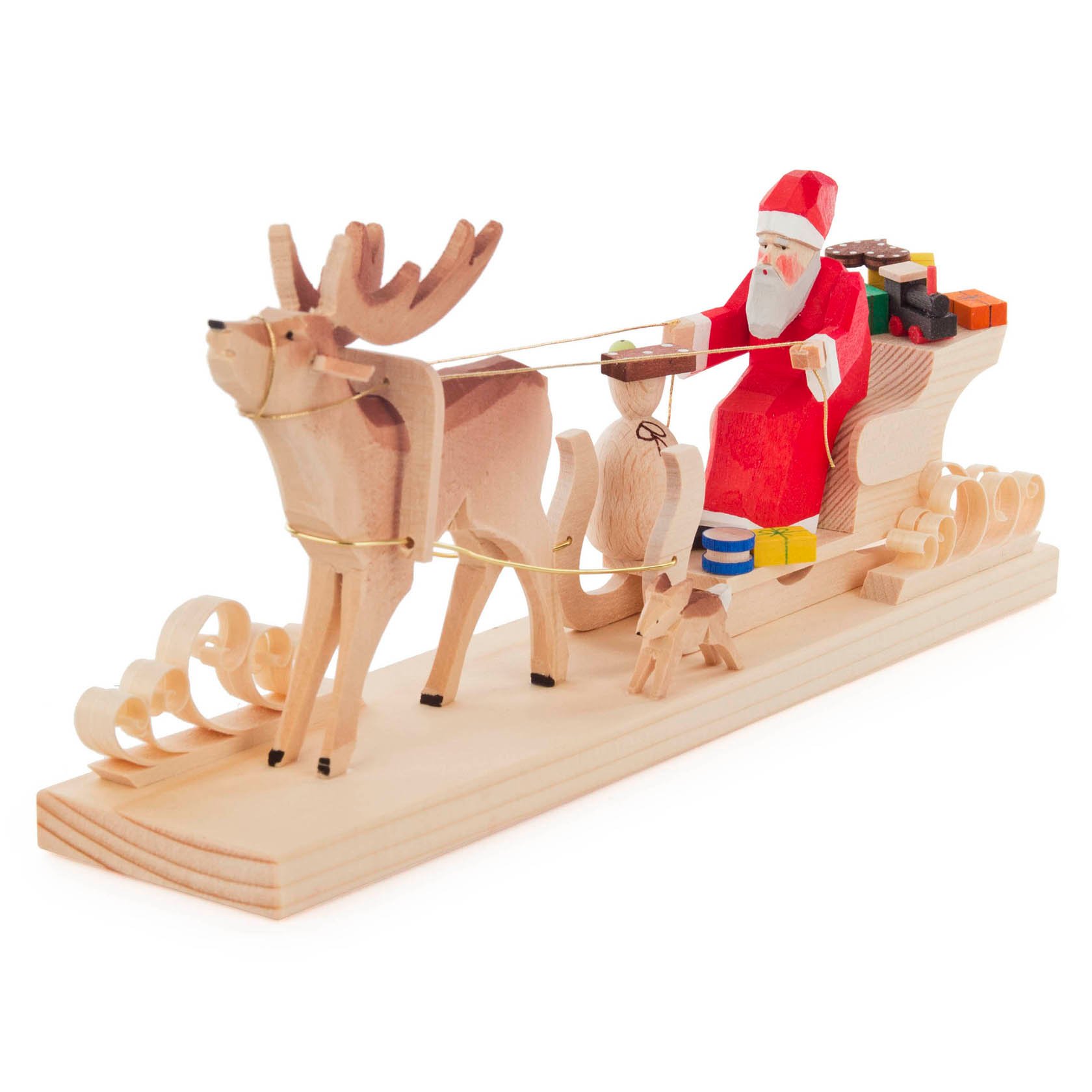 Holzfigur eines Weihnachtsmanns in einem Schlitten, gezogen von einem Hirsch. Der Schlitten ist mit Geschenken beladen.