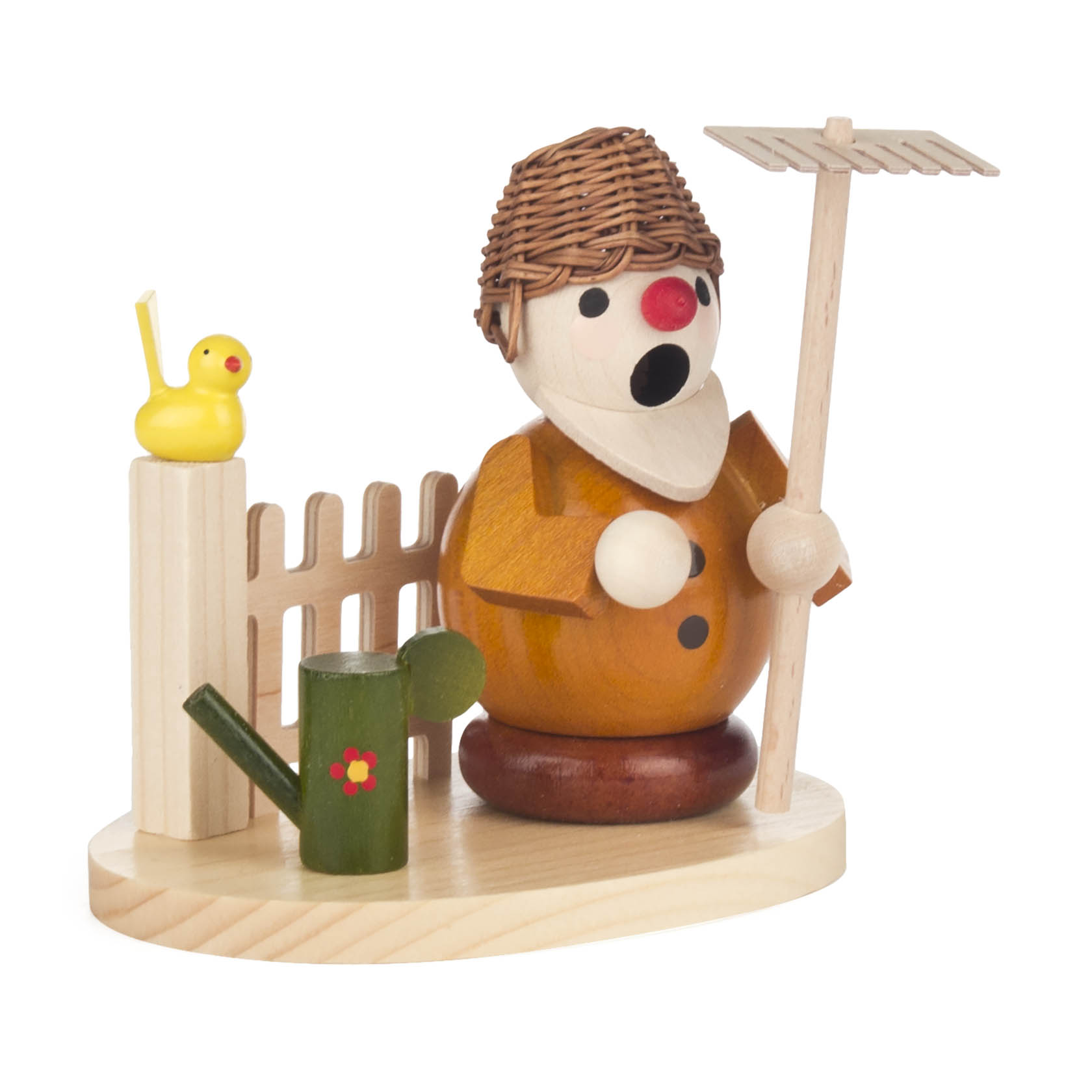 Holzfigur eines Gärtners mit roter Nase und grauem Bart. Er hält einen Rechen, steht auf einer Holzplattform neben einer Gießkanne und einem Zaun. im Dregeno Online Shop günstig kaufen