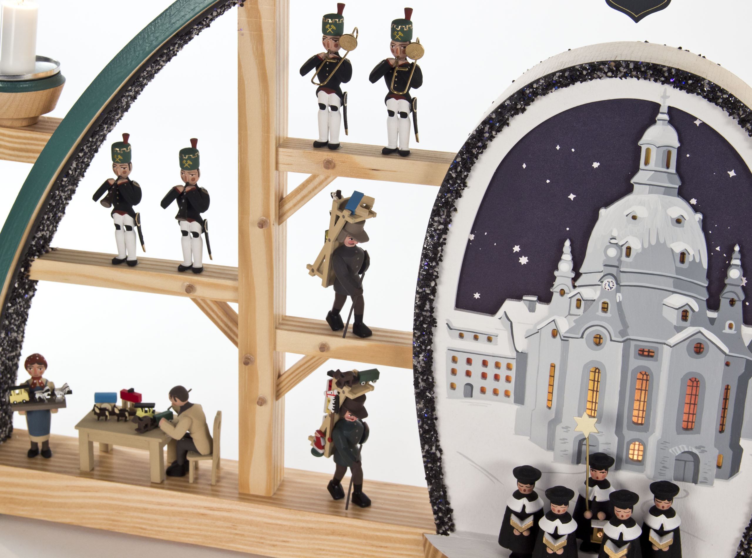 Schwibbogen mit Dresdner Frauenkirche, Kurrende und Erzgebirgsfiguren, elektrisch beleuchtet