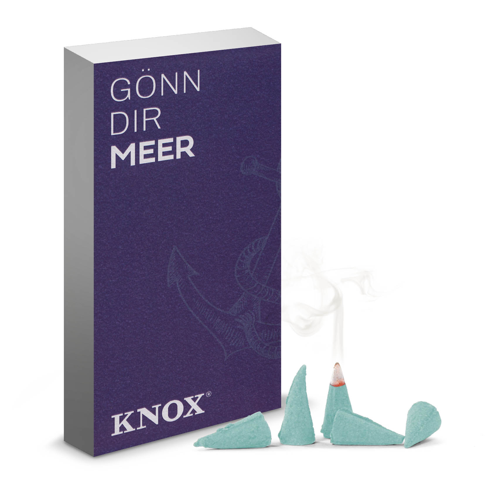 Eine Packung YOUNG KNOX Räucherkerzen mit der Aufschrift 'Gönn dir Meer', daneben einige blaue Räucherkerzen und aufsteigender Rauch. im Dregeno Online Shop günstig kaufen