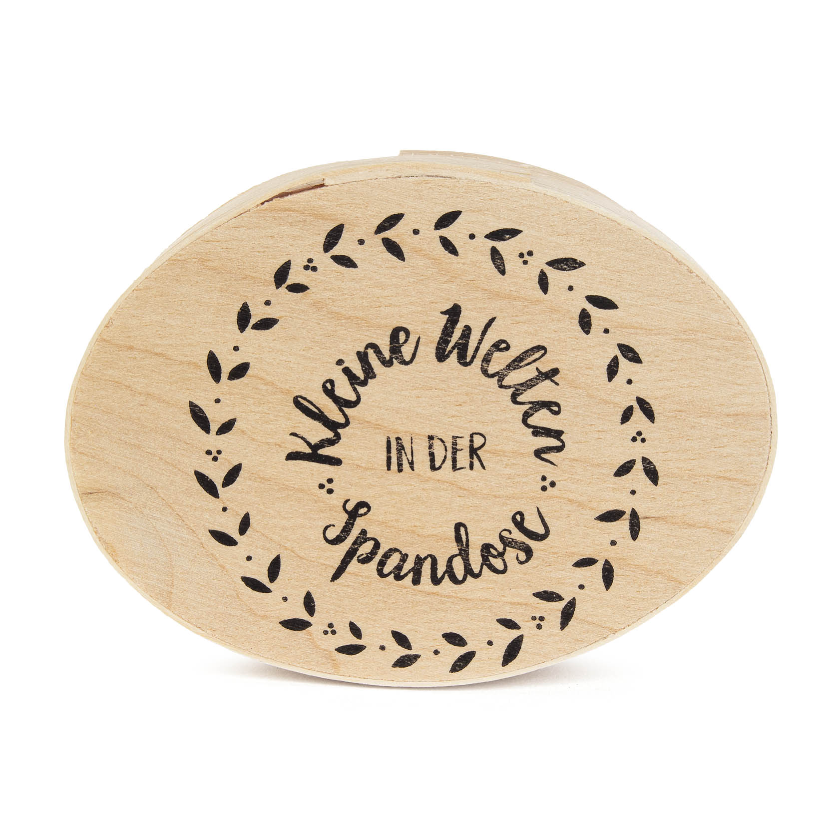 Eine ovale Holzdose mit der Aufschrift 'Kleine Welten in der Spandose' in Dunkelbraun.