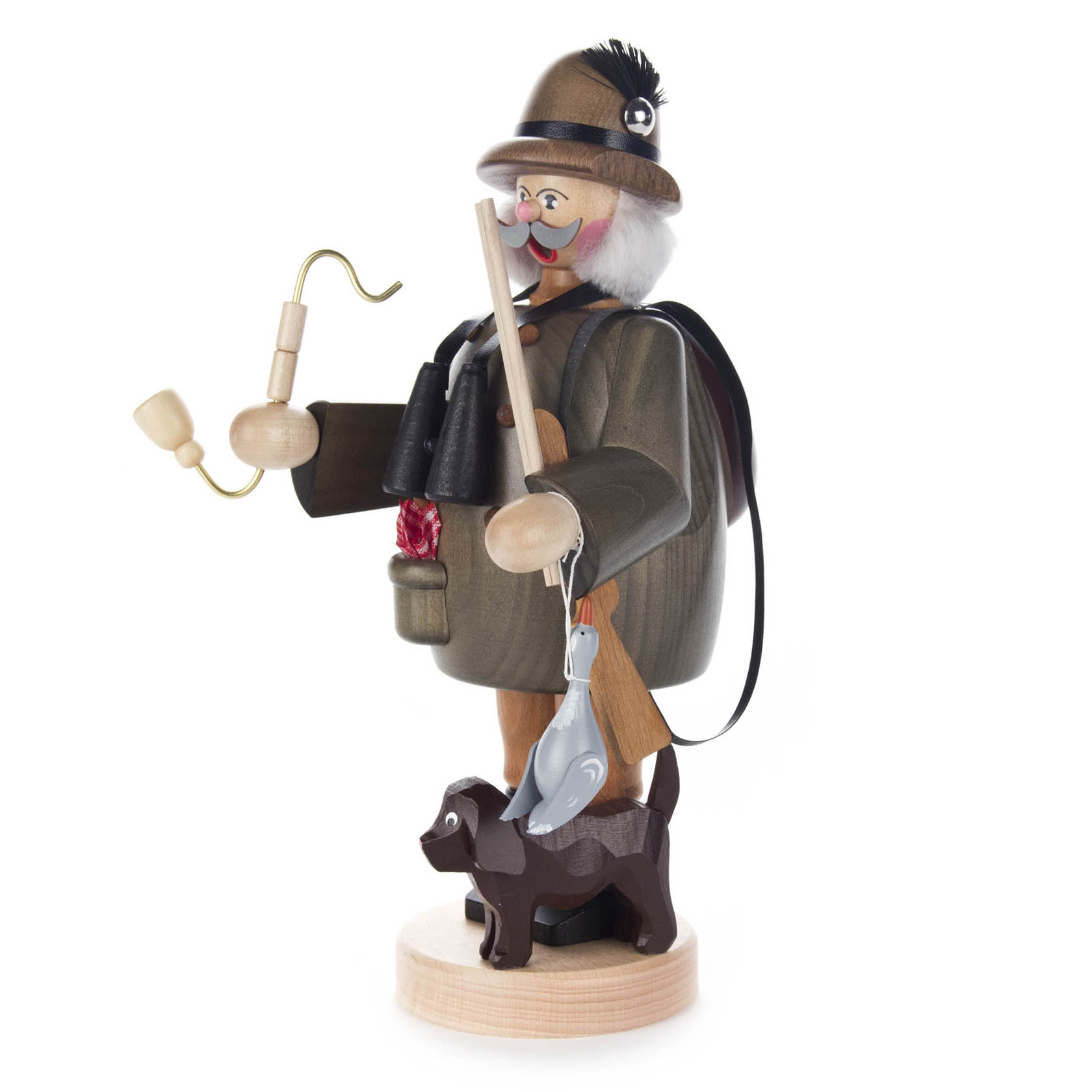 Ein Räuchermann in Form eines Försters mit grauem Bart, Pfeife im Mund, grüner Kleidung und Hut. Er hält einen Spazierstock und hat einen Hund sowie eine Wildgansfigur dabei.