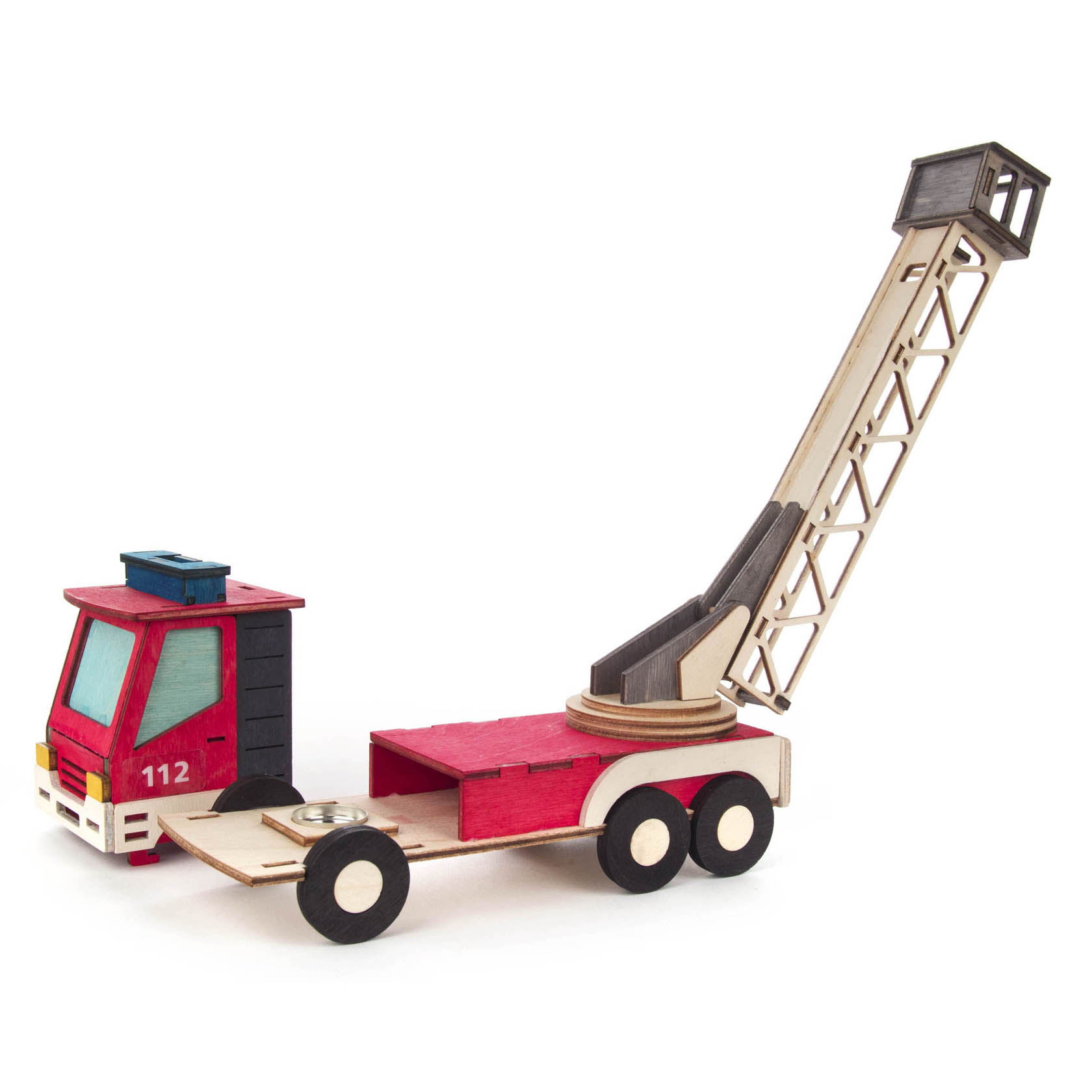 Ein Bastelset für ein Räucherhaus in Form eines Feuerwehrwagens mit drehbarer Leiter. Der Wagen ist rot mit schwarzen Rädern und trägt die Nummer 112.