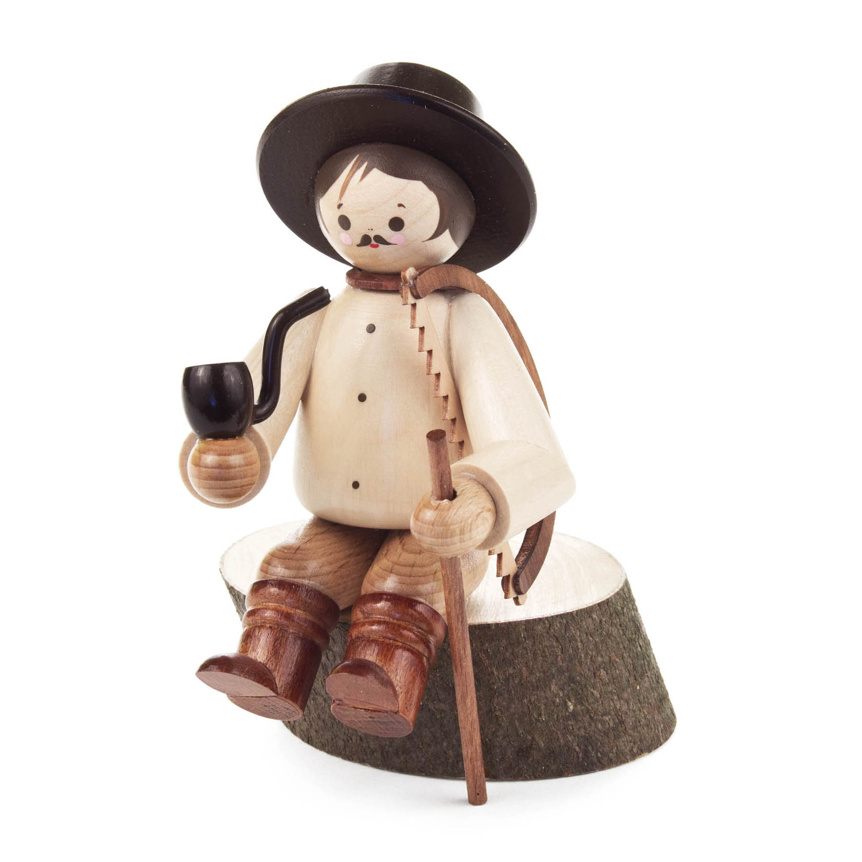 Holzfigur eines Waldarbeiters mit Pfeife und Hut, sitzend auf einem Holzstamm mit Wanderstock in der Hand. im Dregeno Online Shop günstig kaufen