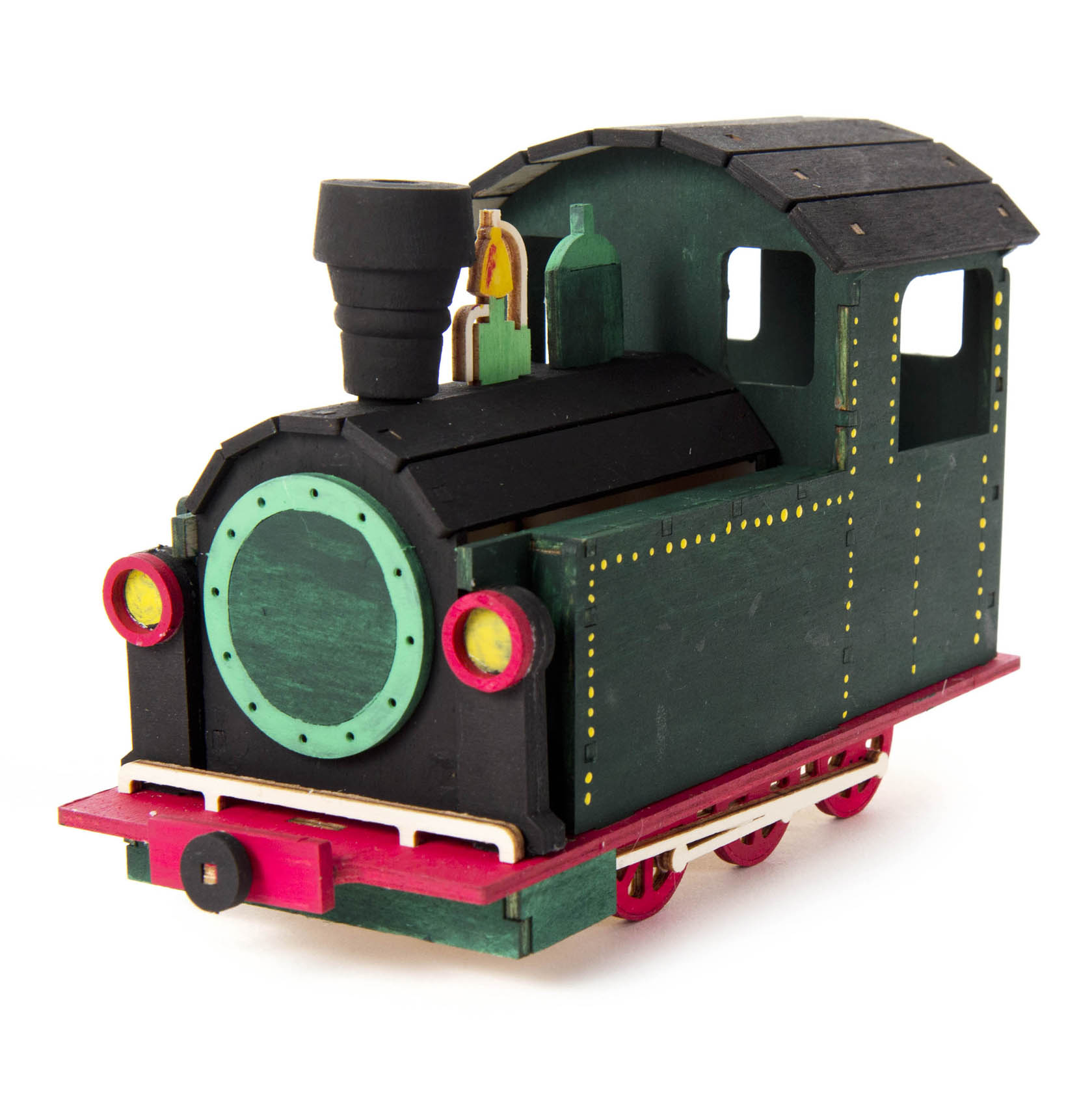 Ein Bastelset für ein Räucherhaus in Form einer Lokomotive mit grüner Bemalung und roten Details, Größe 20x8x12cm. im Dregeno Online Shop günstig kaufen