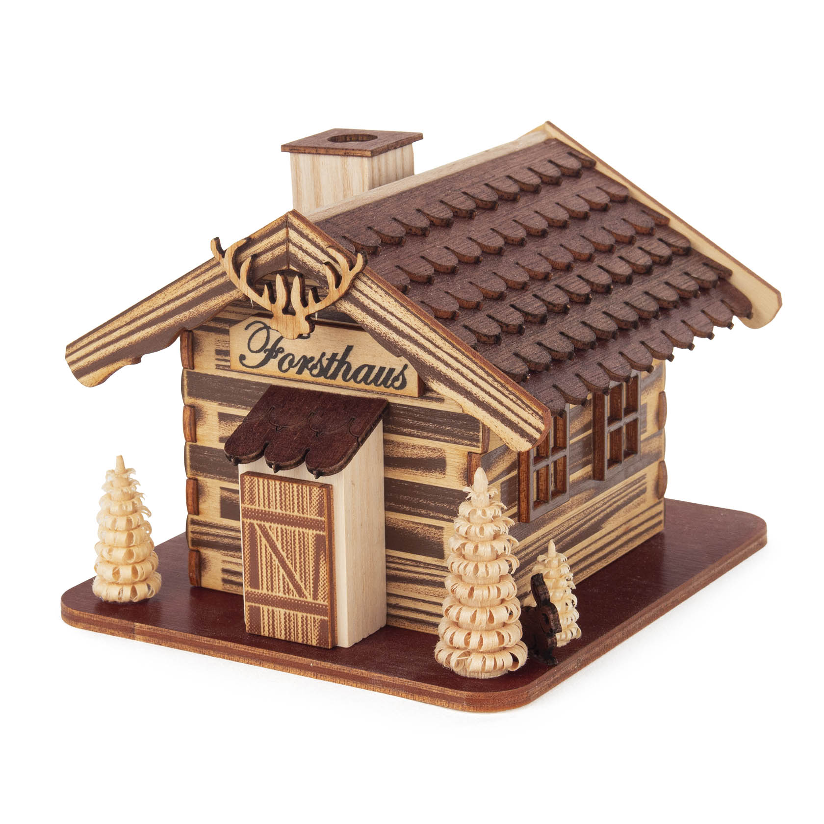Ein dekoratives Räucherhaus in Form eines kleinen Forsthauses aus Holz mit Schornstein und 'Forsthaus'-Schild, umgeben von zwei Miniaturtannen. im Dregeno Online Shop günstig kaufen