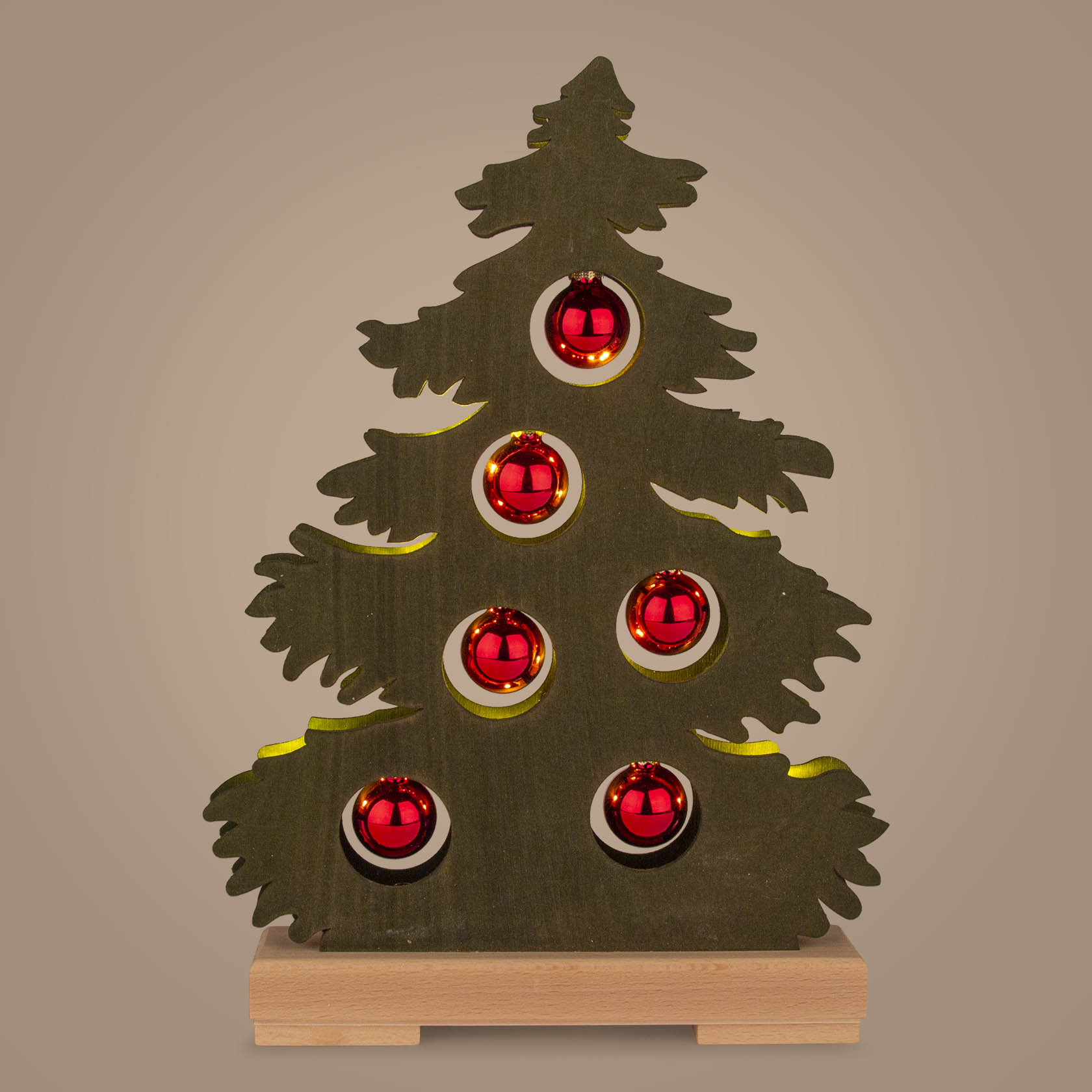 Kleine, grün gebeizte Holztanne mit roten Kugeln und einer 10er LED-Lichterkette mit USB-Anschluss.