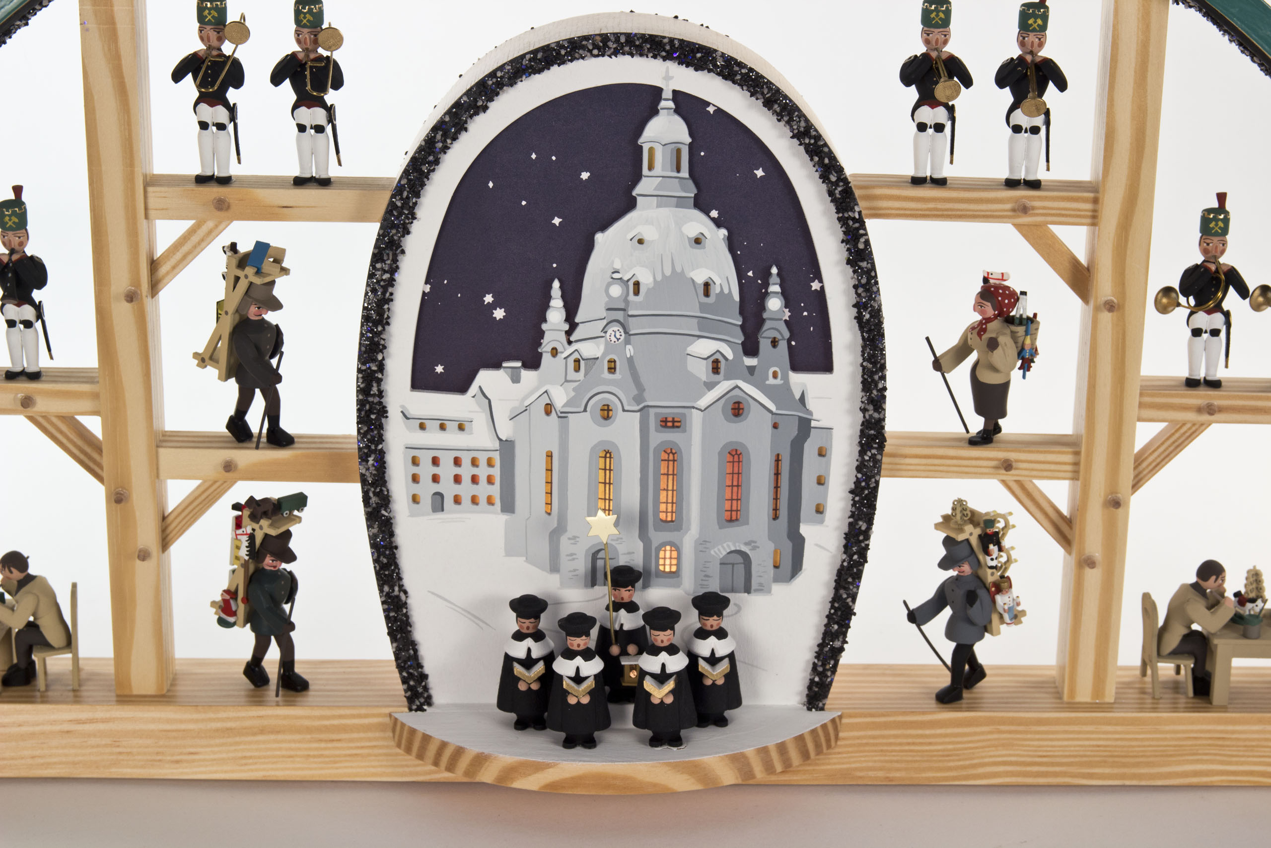 Schwibbogen mit Dresdner Frauenkirche, Kurrende und Erzgebirgsfiguren, elektrisch beleuchtet