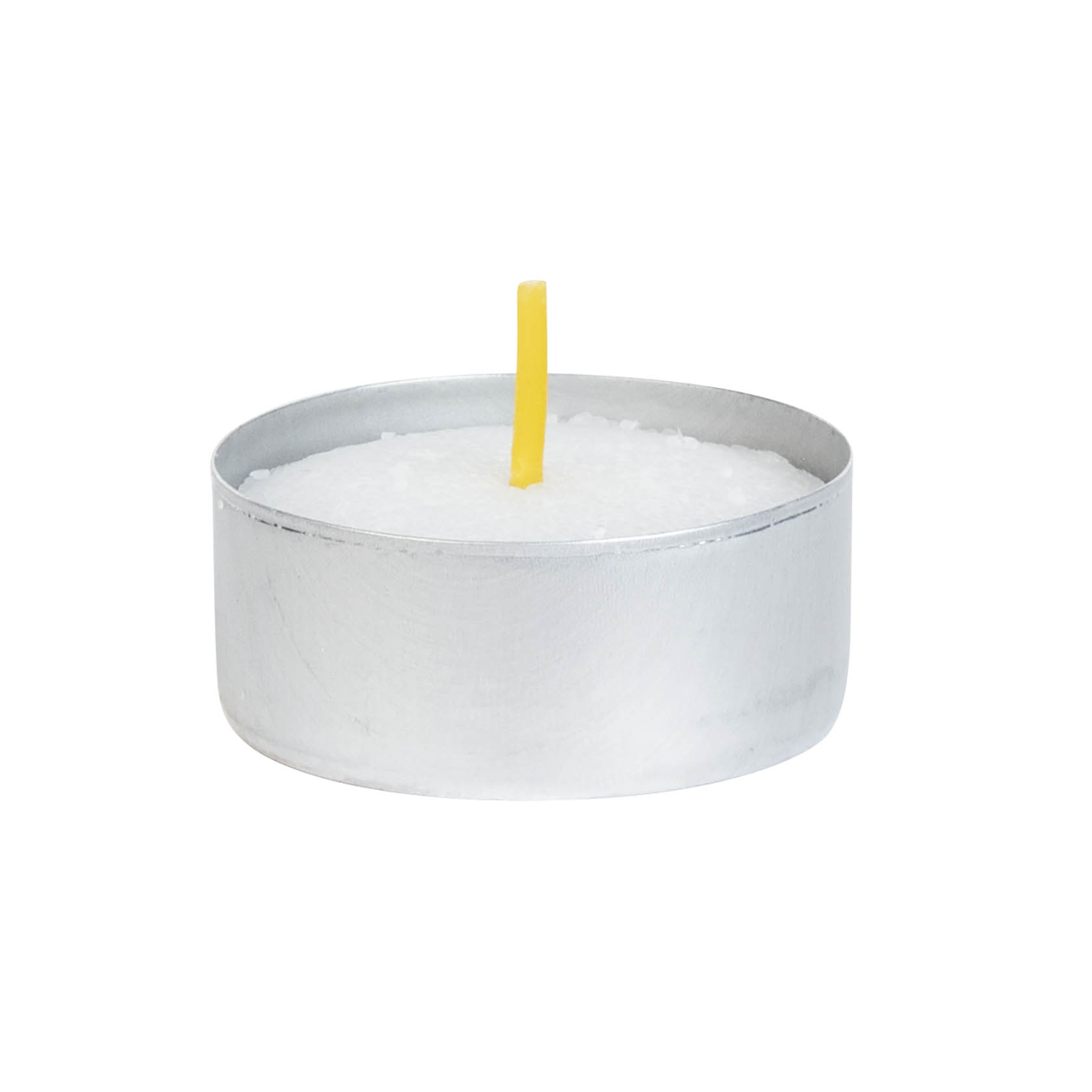 Ein einzelnes weißes Teelicht in einem runden Aluminiumbecher mit einem gelben Docht.