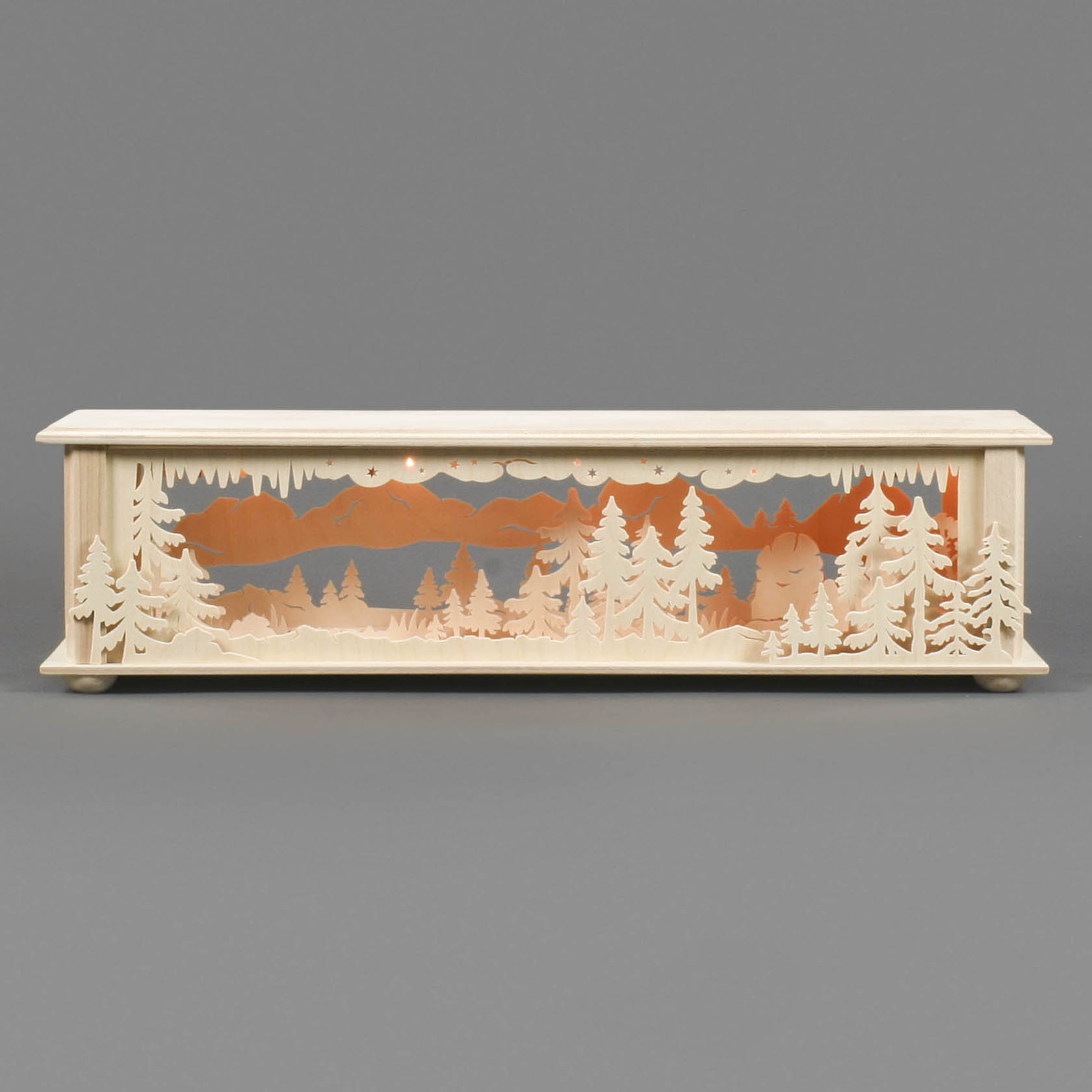 Elektrischer Universalsockel klein, verziert mit einem filigranen Waldmotiv aus Holz, der im Inneren beleuchtet ist.