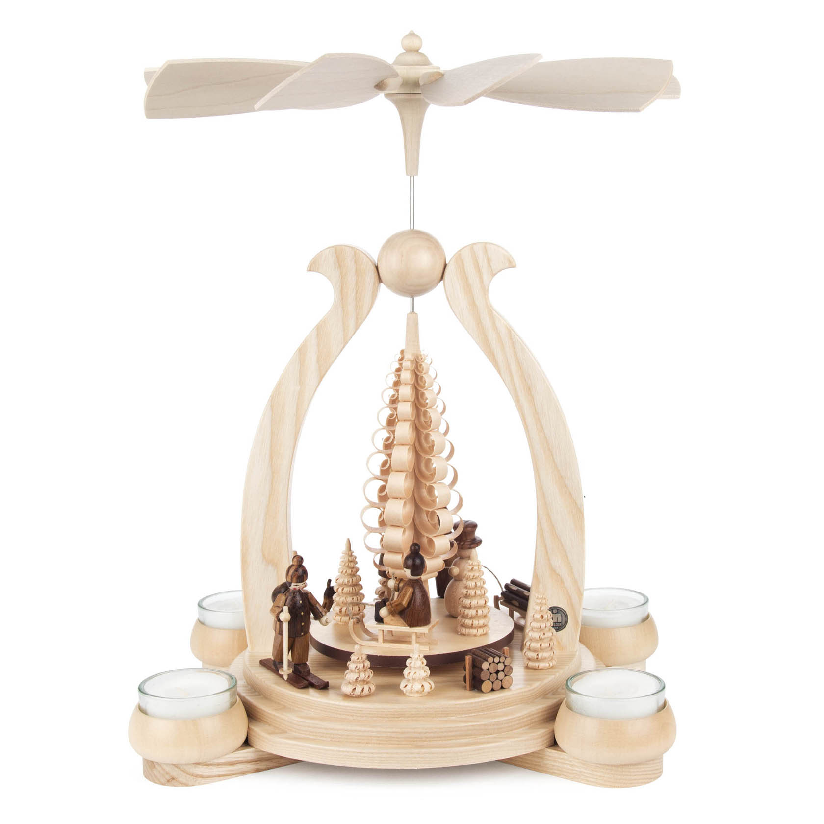 Wooden Christmas pyramid with a central spiral tree and small figurines of skiers and a snowboarder, surrounded by holders for tealights. im Dregeno Online Shop günstig kaufen