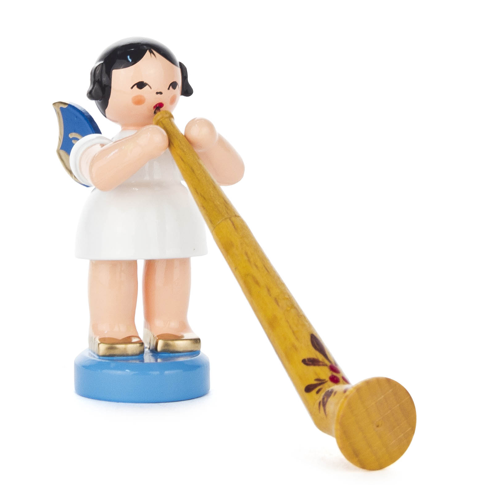 Ein kleiner Engel mit blauen Flügeln, in einem weißen Kleid, steht und spielt ein Alphorn. im Dregeno Online Shop günstig kaufen