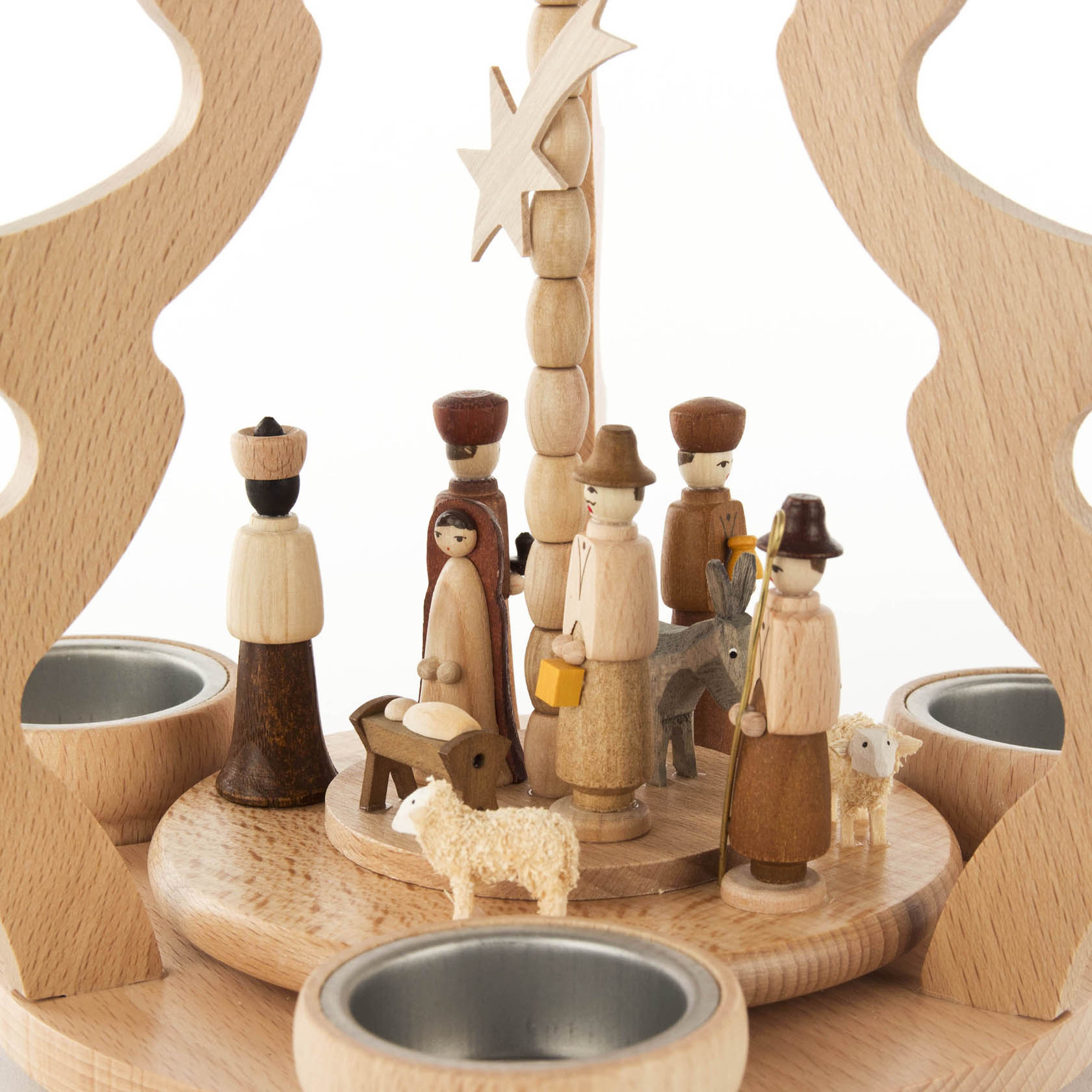 Holzpyramide mit Teelichthaltern zeigt eine handgeschnitzte Szene der Geburt Christi mit Maria, Josef, Krippe, Drei Königen und Tieren.