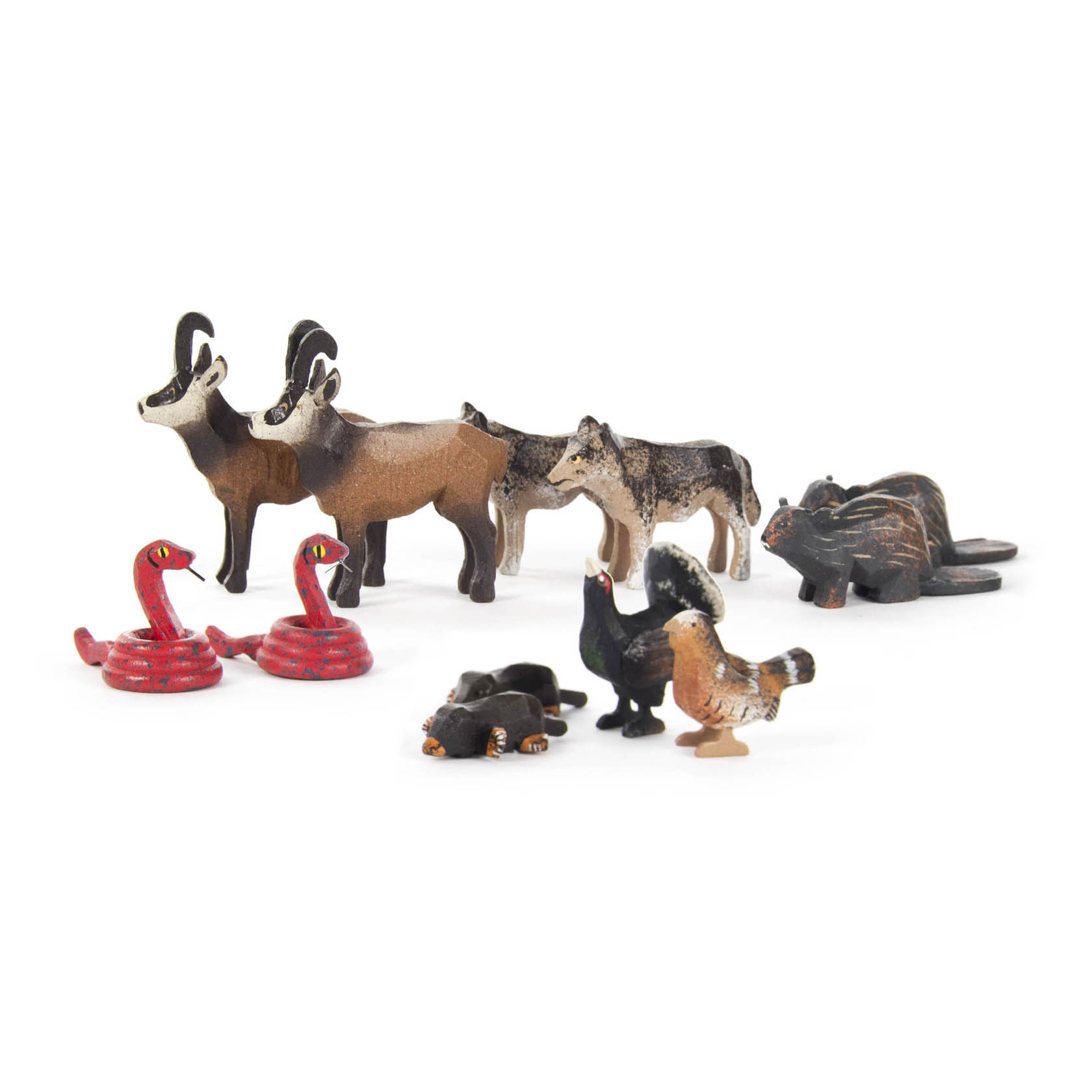 Sechs hölzerne Tierspielfiguren: zwei Gämsen, eine Schlange, ein Auerhahn, ein Wolf, ein Biber und ein Maulwurf. im Dregeno Online Shop günstig kaufen