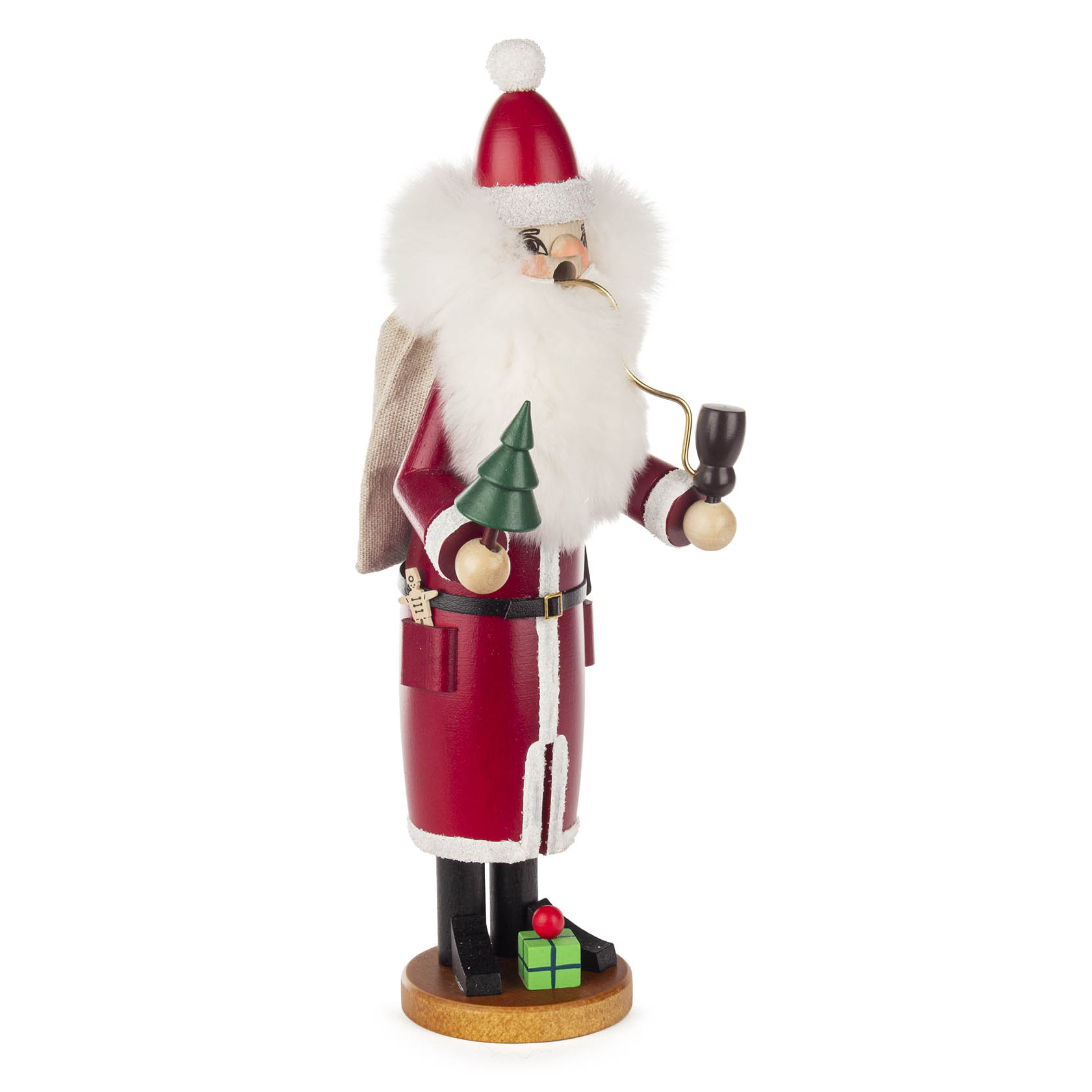 Ein klassischer Räuchermann in Form eines Weihnachtsmanns mit rotem Mantel, weißem Bart, Pfeife, kleinem grünen Baum und Geschenk in der Hand.