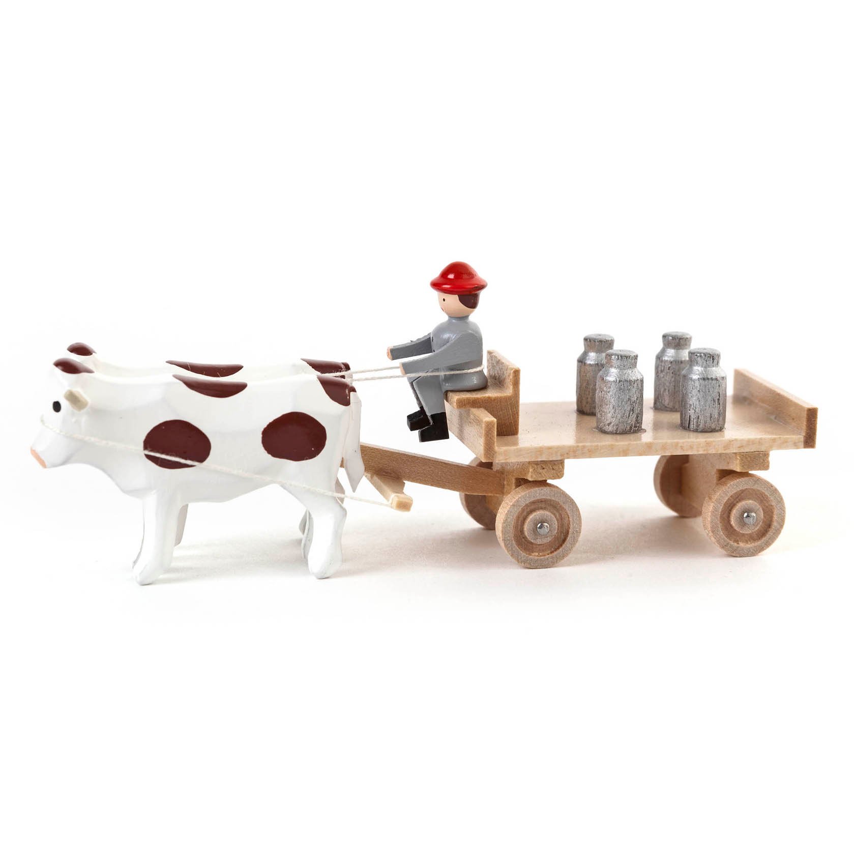Ein Modell eines Gespanns mit einem Ochsen, einem kleinen Mann mit rotem Hut und einem Tafelwagen mit Metallkannen darauf. im Dregeno Online Shop günstig kaufen