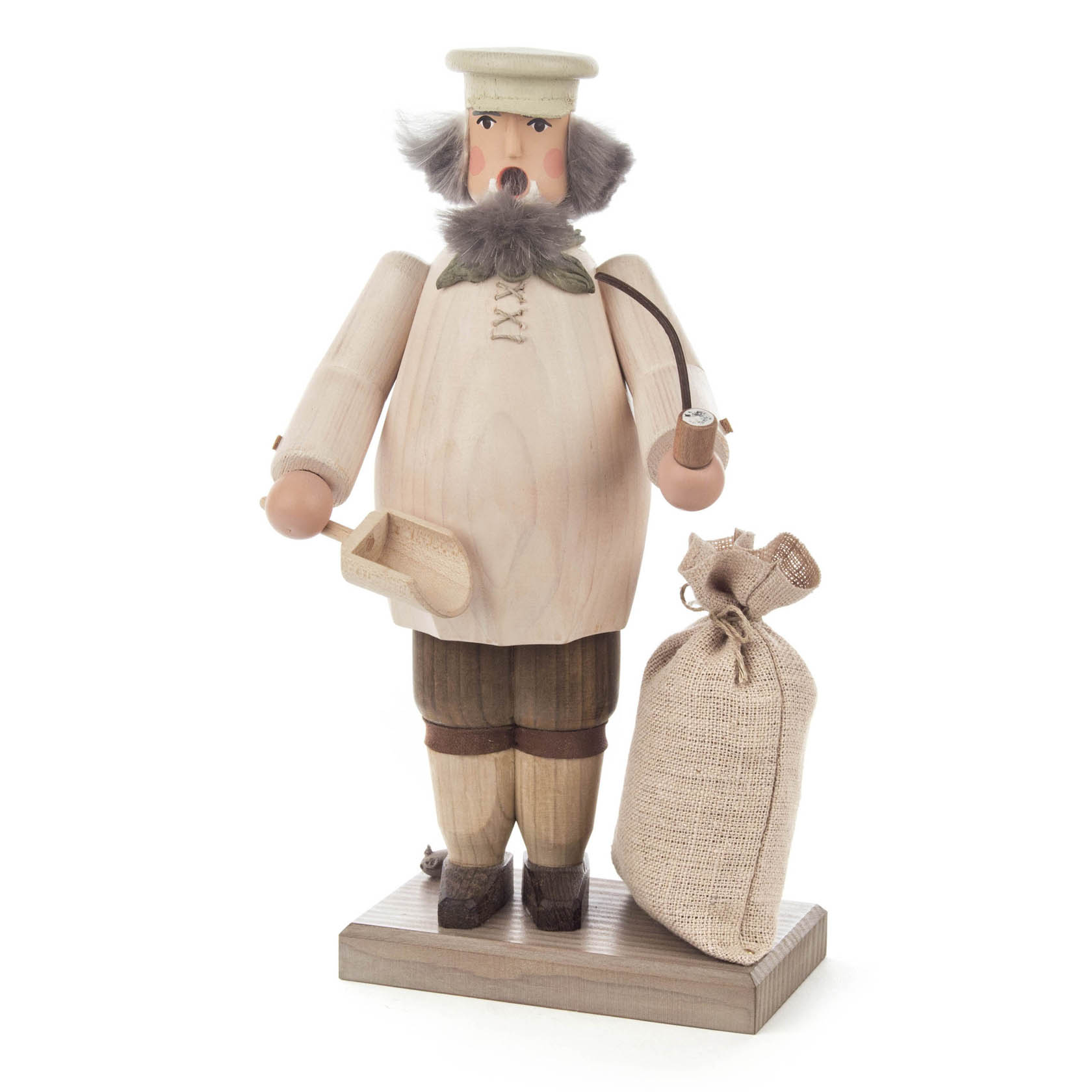 Holzfigur eines Rauchermanns als Müller, trägt Mütze, Pfeife, Schaufel in der Hand und einen Jutesack. Steht auf rechteckigem Sockel.