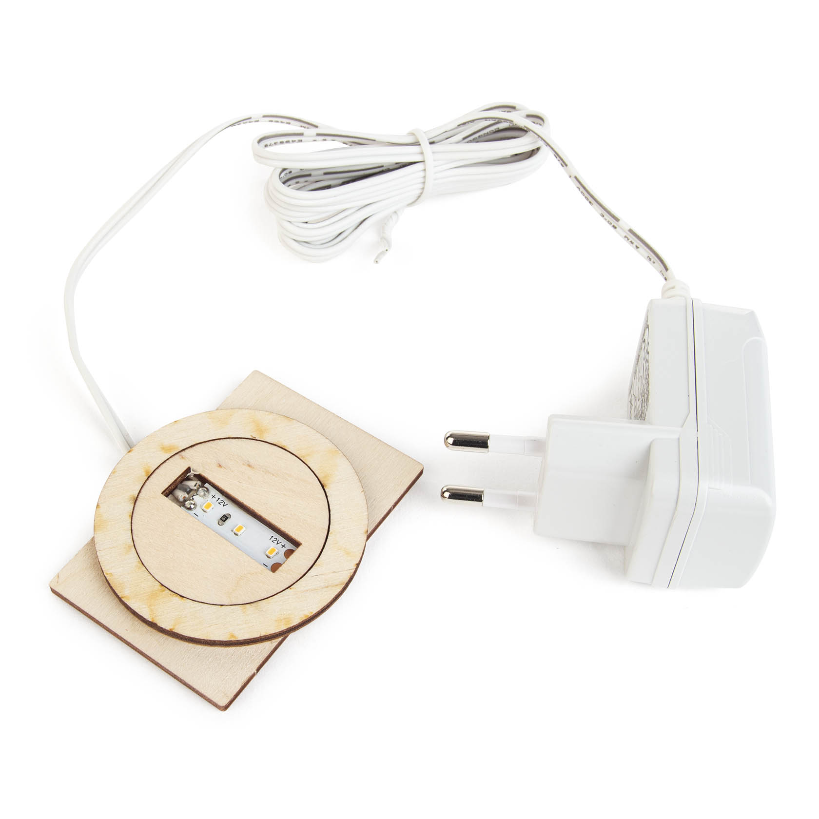 Beleuchtungsset mit einem weißen 12V-Steckernetzteil und einem LED-Stripe auf einer Holzplatte montiert. im Dregeno Online Shop günstig kaufen