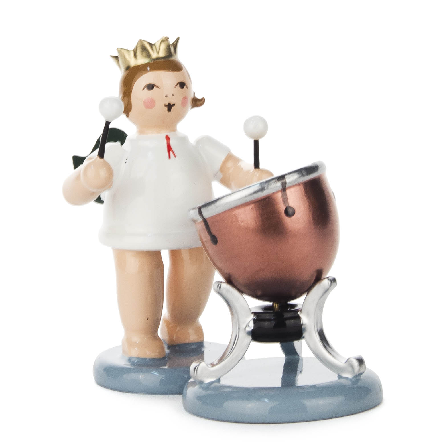 Eine Figur eines Engelchens mit goldener Krone, das ein weißes Gewand trägt und vor einer bronzefarbenen Pauke steht.