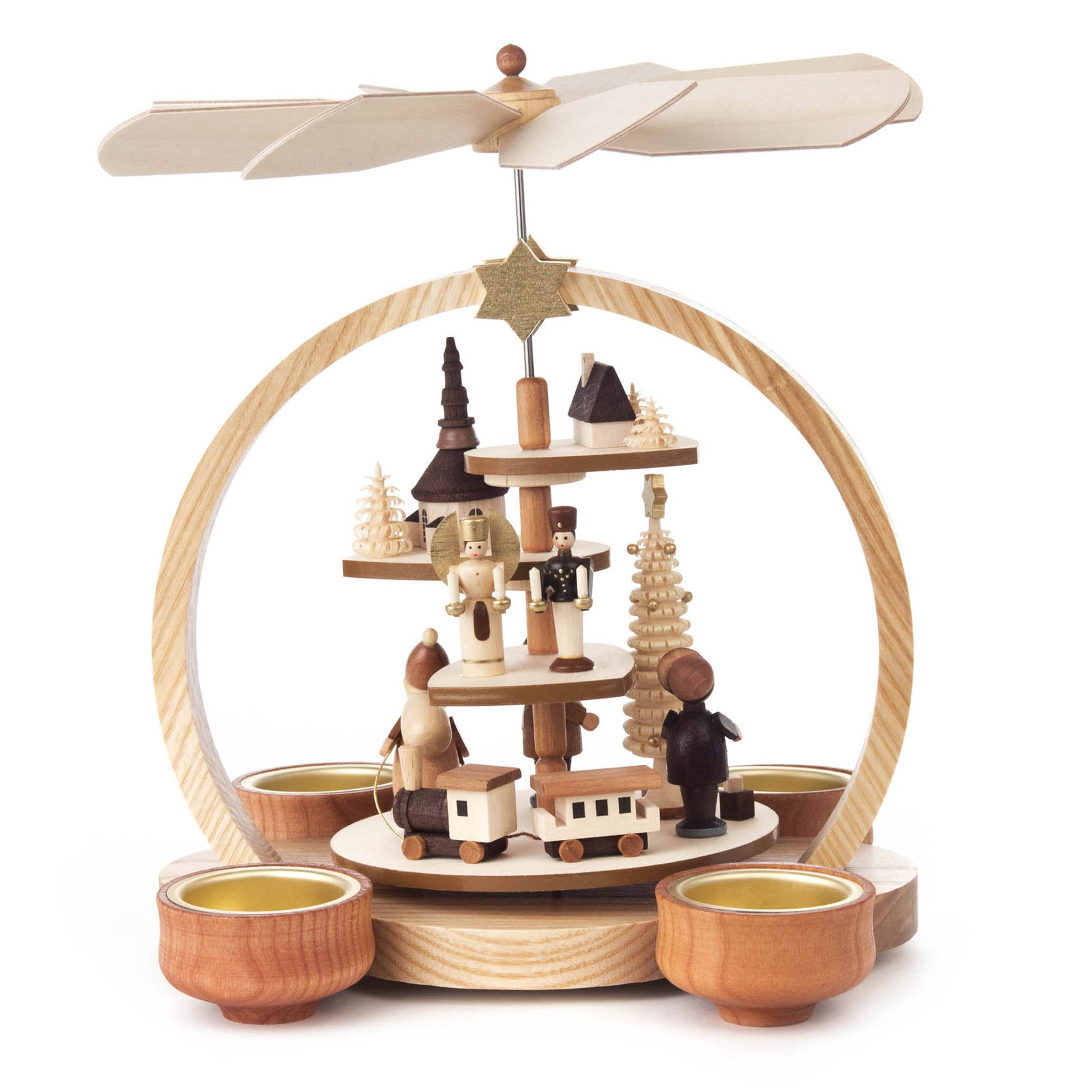 Seiffener Holzpyramide mit runden Teelichthalterungen, dekoriert mit Figuren wie Holzfäller, Engel und kleineren Bäumen unter einem Propeller.