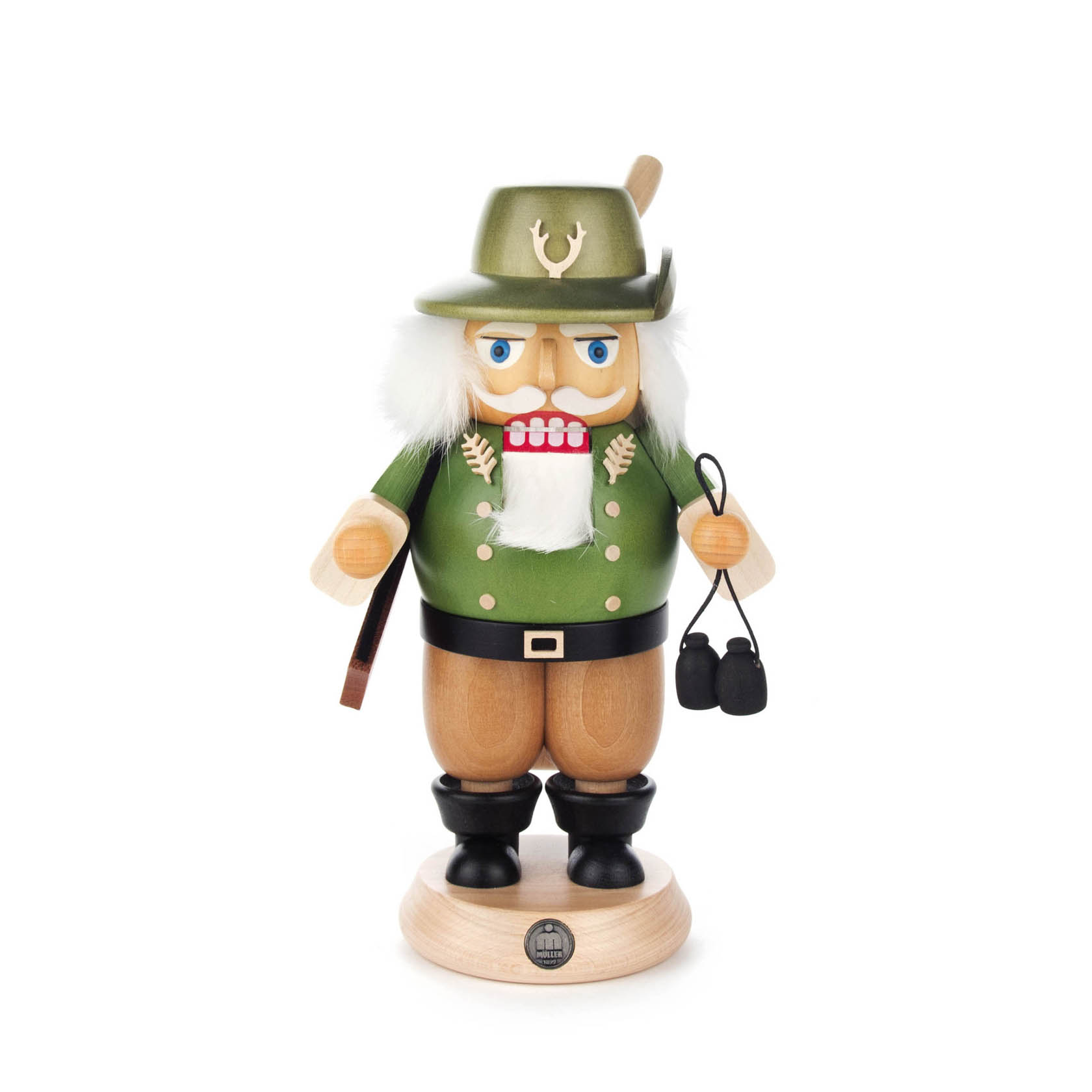 Holzfigur eines Försters als Nussknacker in grüner Uniform mit weißem Bart, Fernglas in der Hand und Gewehr über der Schulter, steht auf einem Holzsockel. im Dregeno Online Shop günstig kaufen