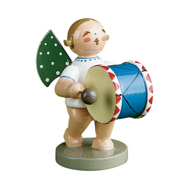 A wooden angel figurine with green wings and white polka dots, playing a blue drum with red accents. im Dregeno Online Shop günstig kaufen