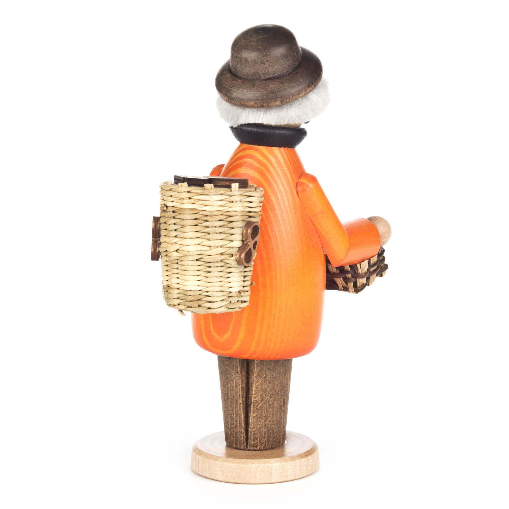 Ein hölzerner Räuchermann in Form eines Pfefferkuchenhändlers. Er trägt einen orangefarbenen Mantel, einen braunen Hut und einen Korb auf dem Rücken.