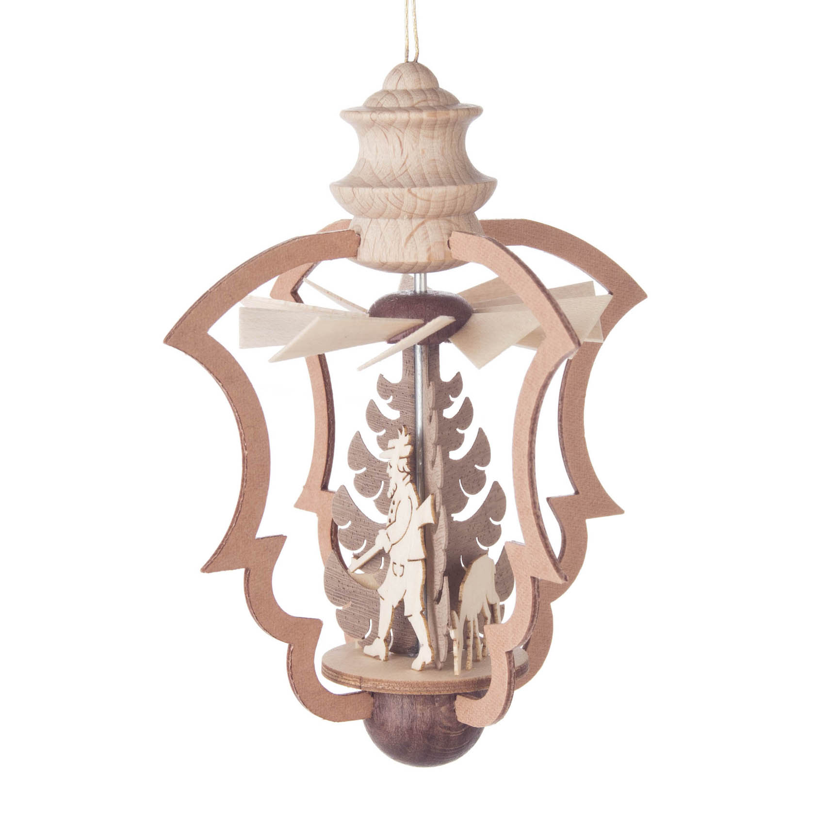 Ein hängendes Dekorationselement aus Holz mit handgeschnitzten Waldfiguren, darunter ein Baum, ein Mensch und ein Reh, geschmückt mit einem Propeller. im Dregeno Online Shop günstig kaufen