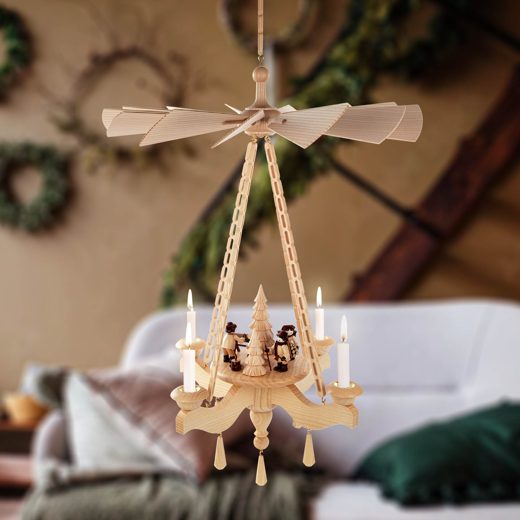 Eine hölzerne Hängepyramide verziert mit kleinen Waldfiguren und Kerzenhaltern für 14mm Kerzen, mit einem flügelartigen Aufbau oben.