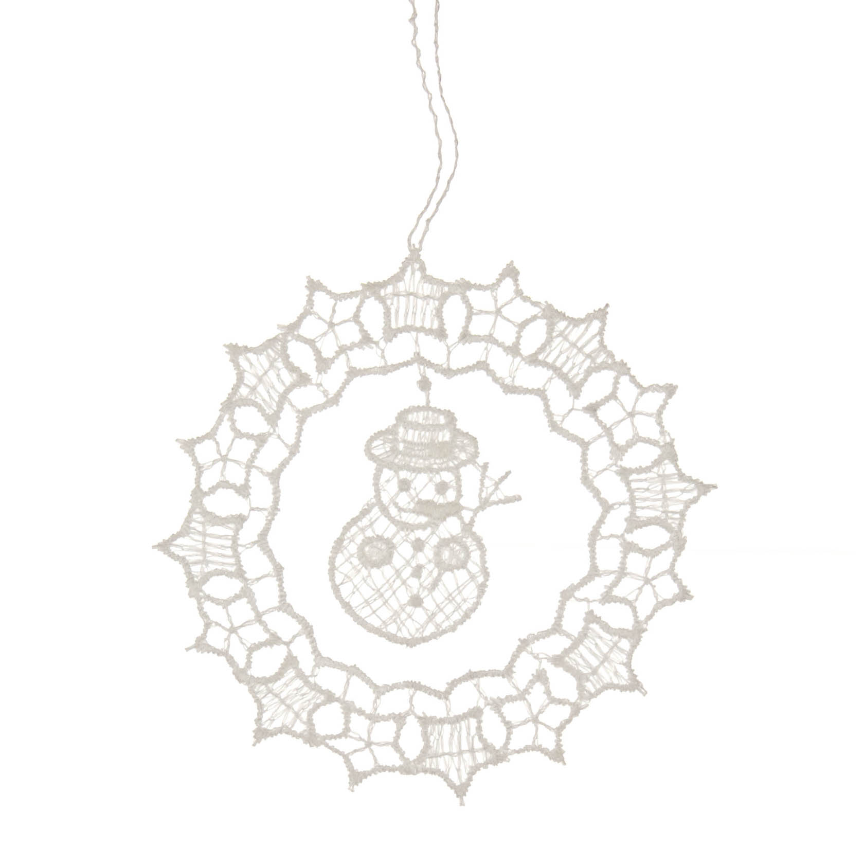 Ein dekorativer Anhänger aus Plauener Spitze in Form eines Kreises mit einem Schneemannmotiv in der Mitte. im Dregeno Online Shop günstig kaufen