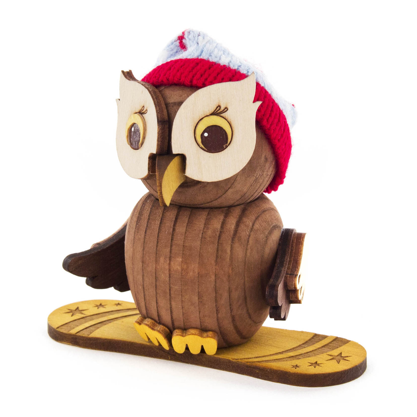 A small, wooden owl figurine dressed in a red and white winter hat, standing on a snowboard decorated with stars. im Dregeno Online Shop günstig kaufen