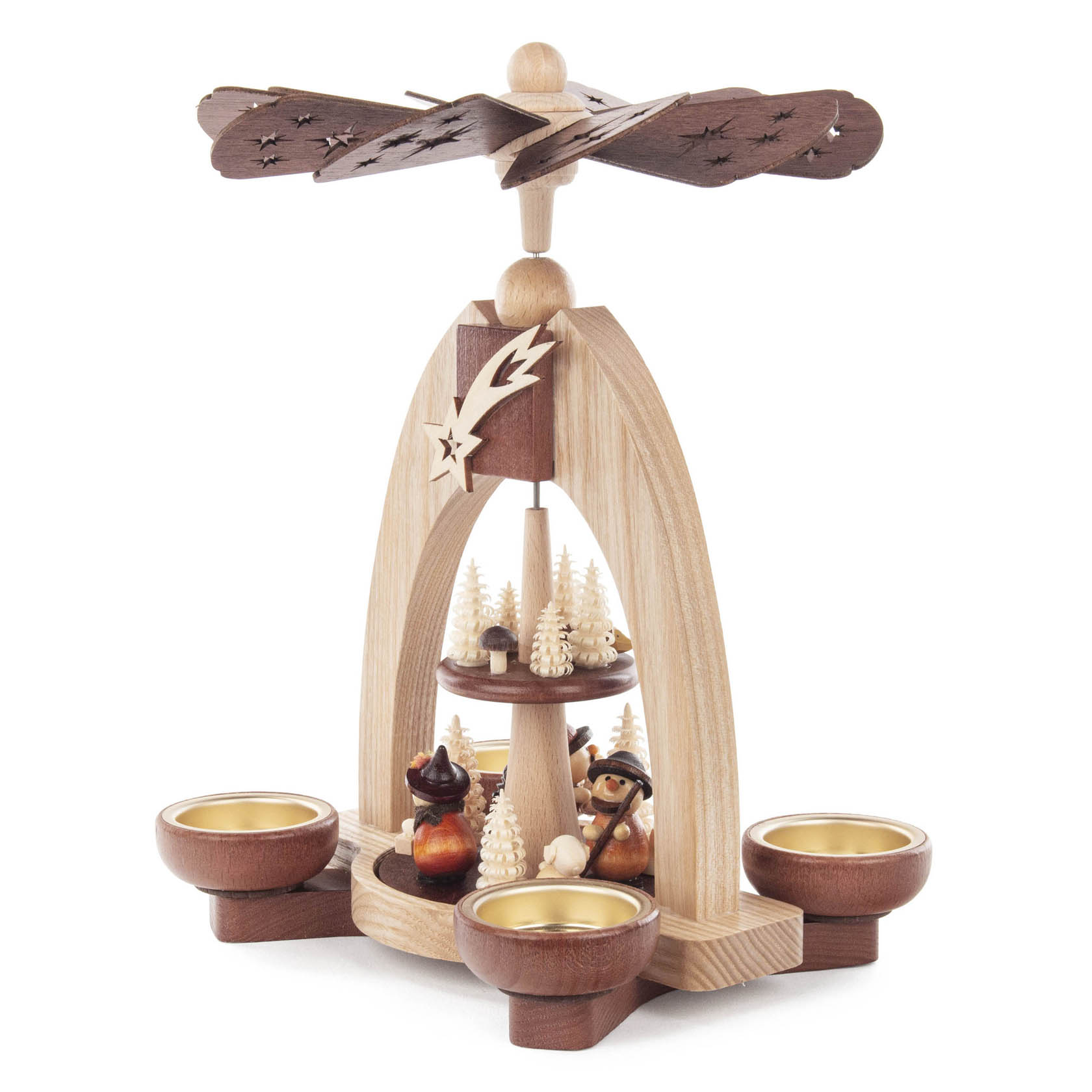 Zwei-stöckige Holzpyramide mit Waldfiguren, inklusive Reh und Pilzen, dekoriert für Teelichter. Oben ein Propeller, der durch Kerzenwärme dreht.