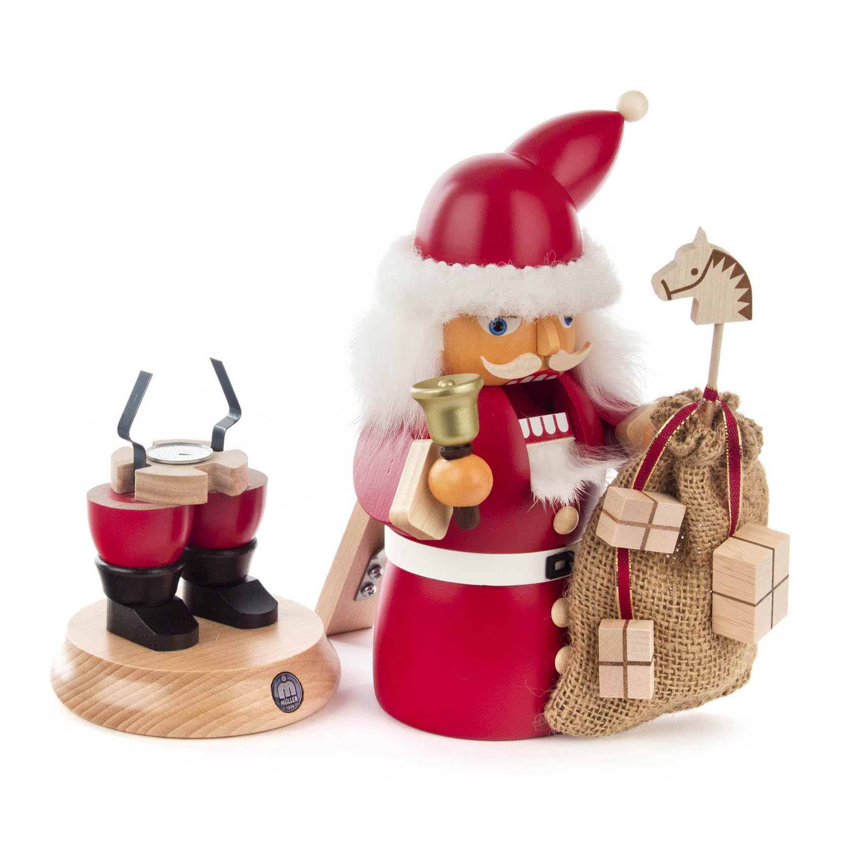 Rauchender Nussknacker in Form eines Weihnachtsmanns, trägt eine rote Mütze und Jacke, hält eine Glocke und einen Sack mit Geschenken. Höhe: 27cm.