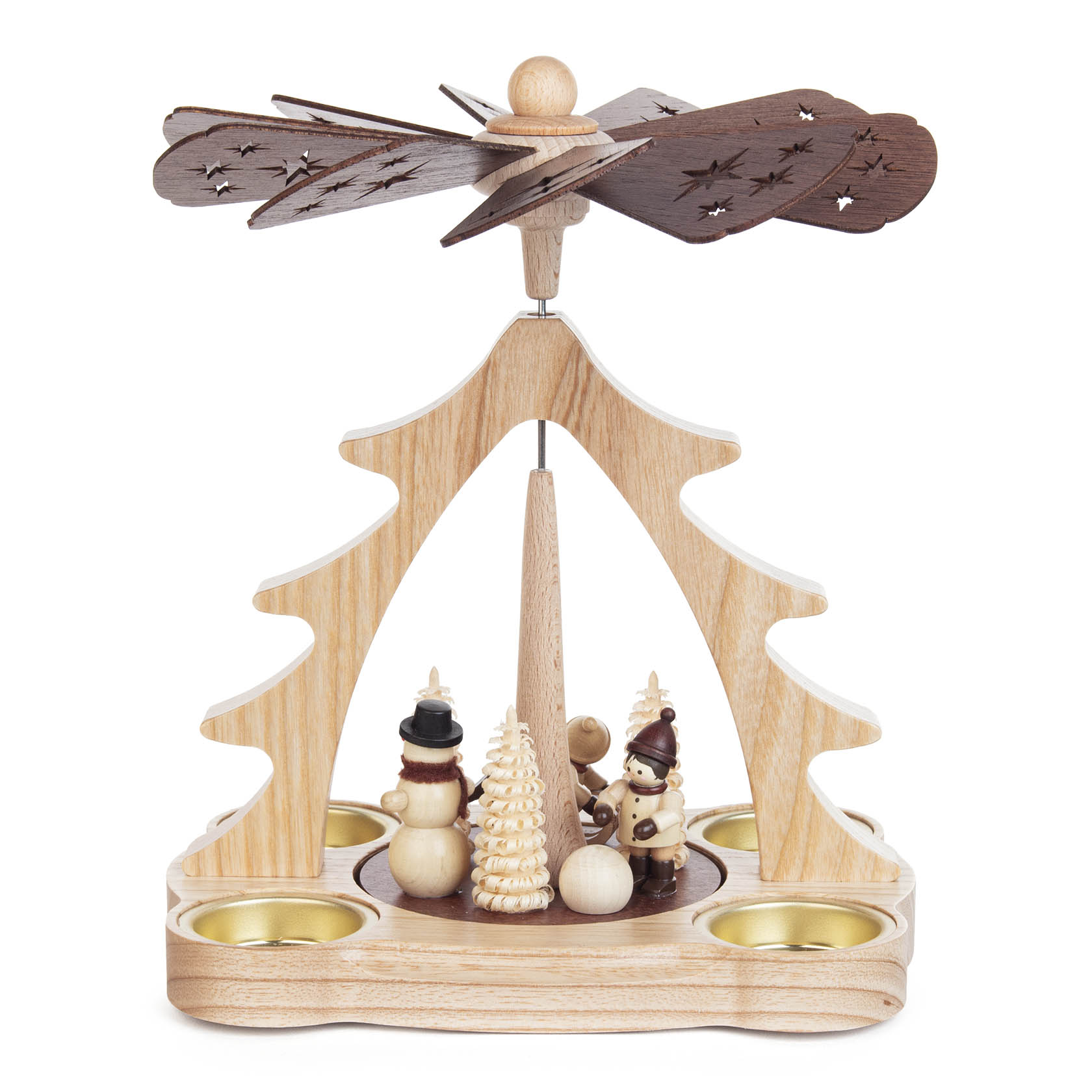 Holzpyramide mit zwei Schneemännern und einem Tannenbaum in der Mitte, dekoriert mit einem hölzernen Flügelrad und vier Kerzenhaltern an der Basis.